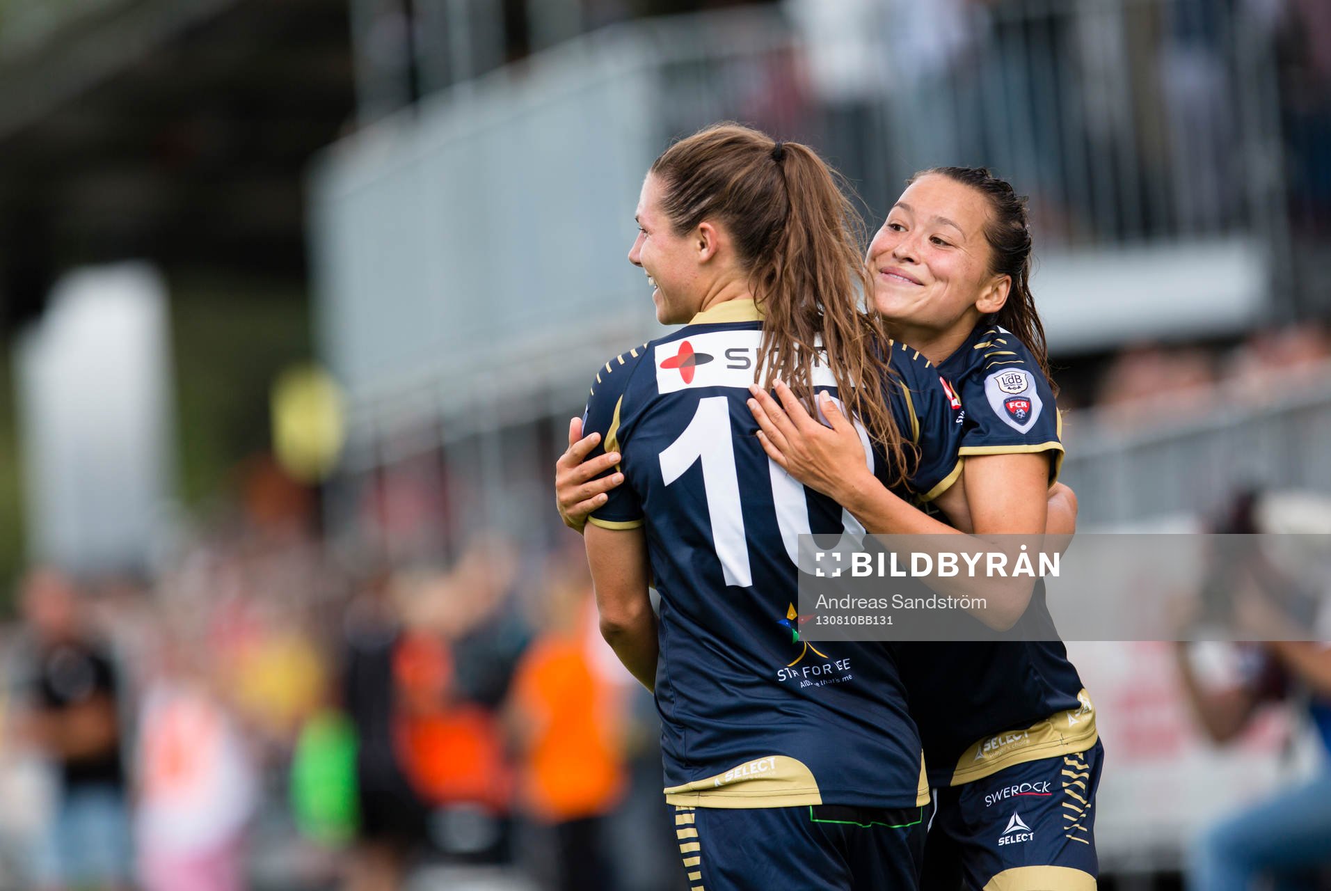 LdB Malmös Ramona Bachmann (v) gör 3-2 och gratuleras av