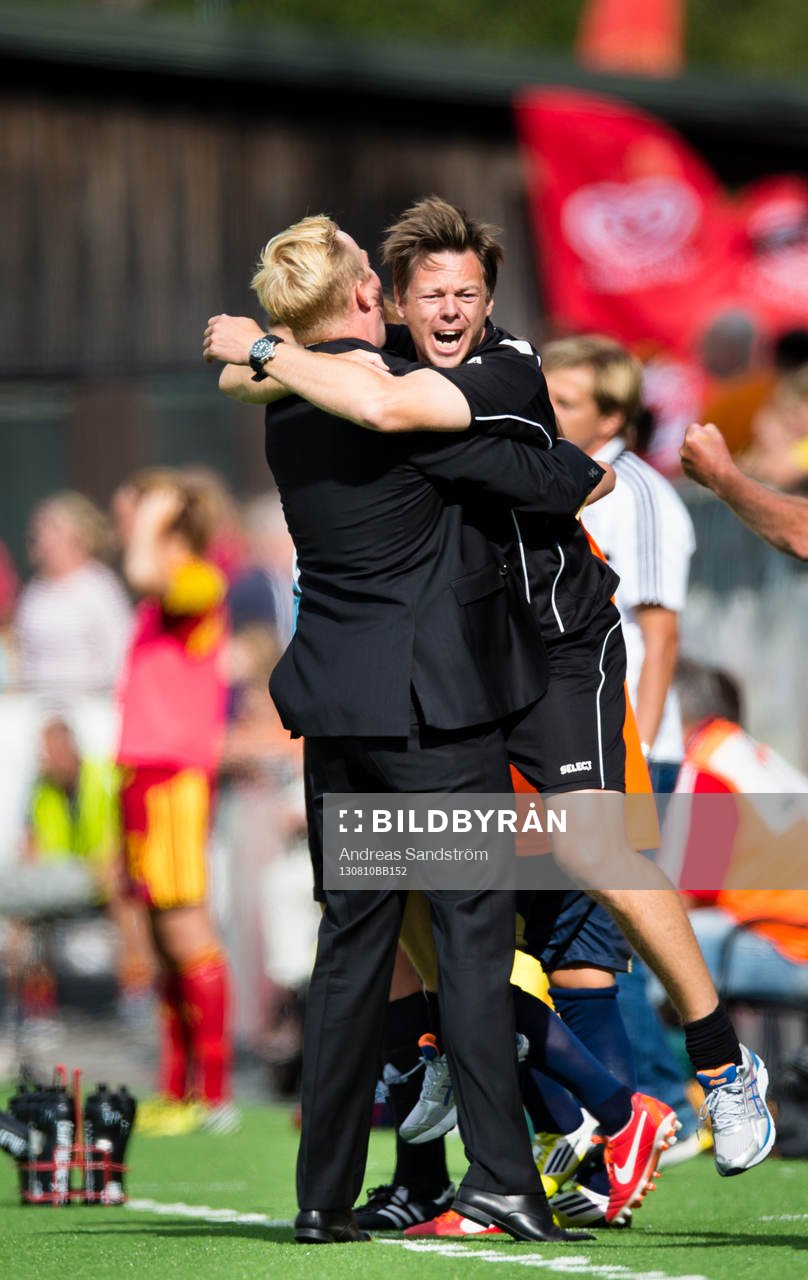 LdB Malmös tränare Jonas Eidevall omfamnas av assisterande tränare Markus Tilly efter fotbollsmatchen i Damallsvenskan mellan Tyresö och LdB Malmö den 10 Augusti 2013 i Stockholm.