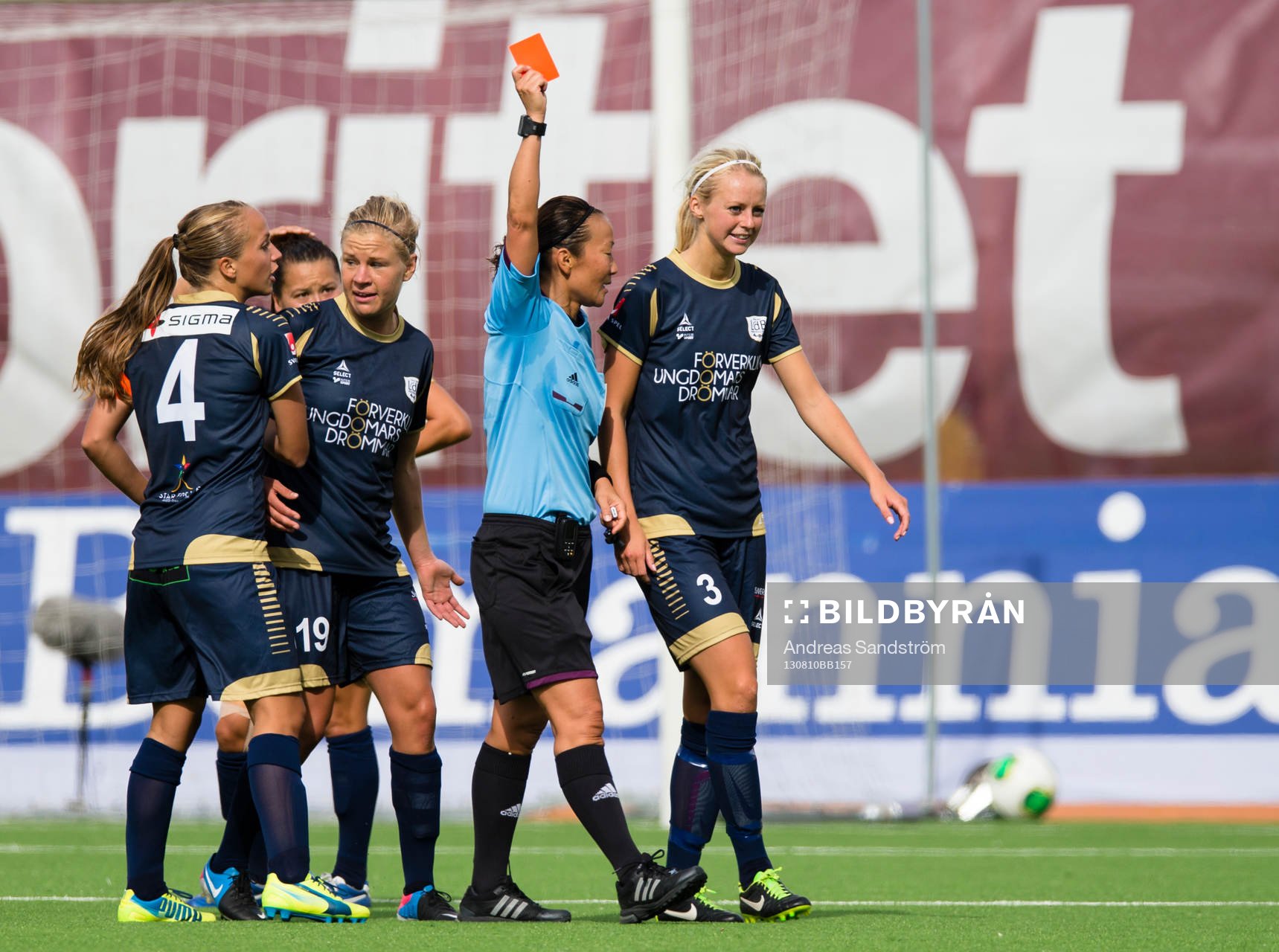 Domare Jenny Palmqvist ger rött kort till LdB Malmös