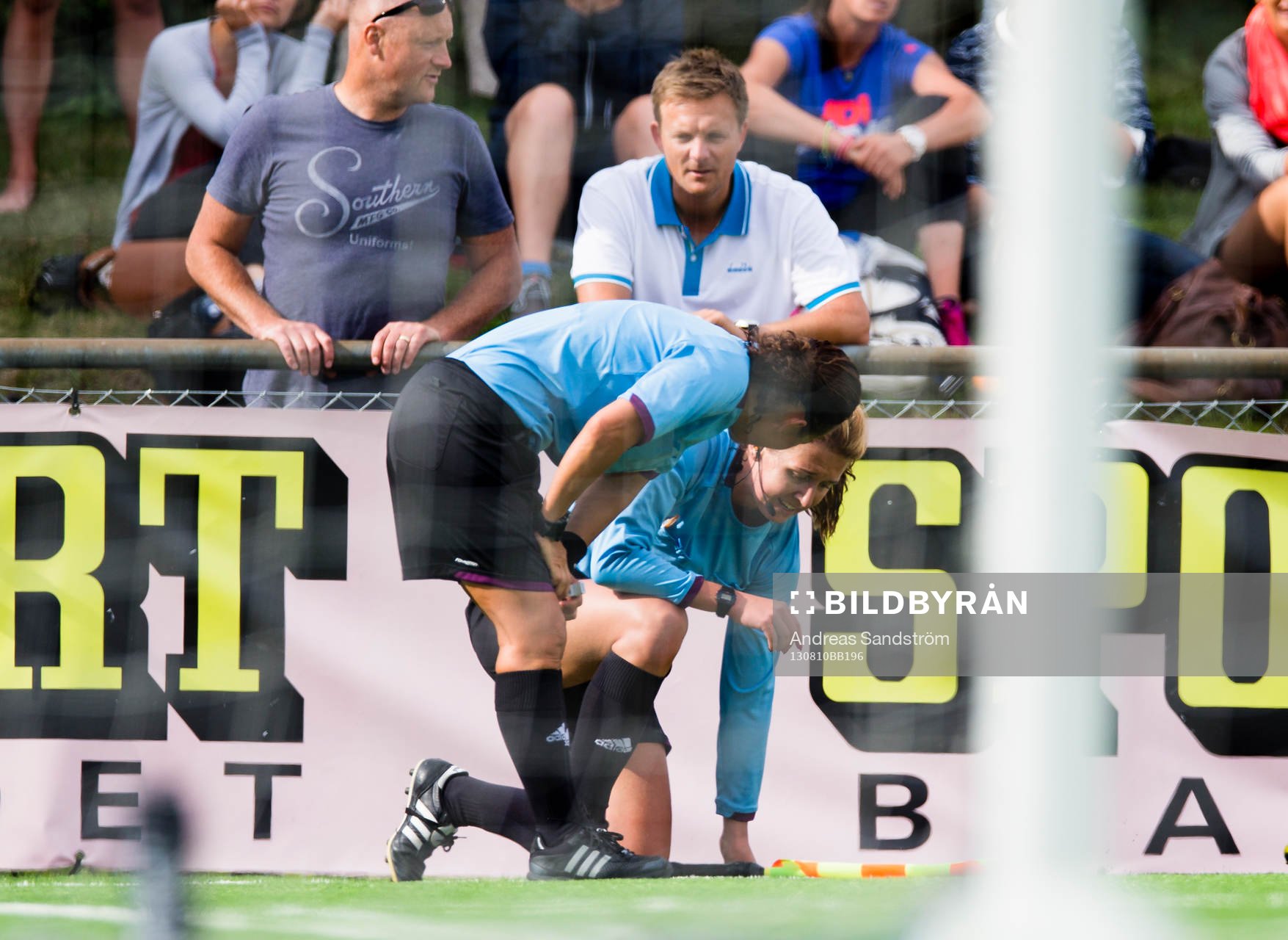 Linjedomare Annica Johansson samtalar med domare Jenny Palmqvist efter att ha ramlat och gjort sig illa under fotbollsmatchen i Damallsvenskan mellan Tyresö och LdB Malmö den 10 Augusti 2013 i Stockholm.