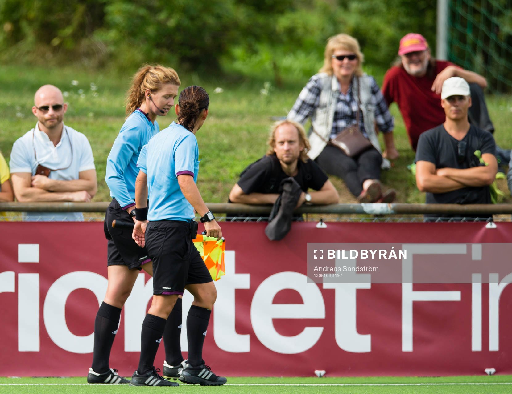 Linjedomare Annica Johansson samtalar med domare Jenny Palmqvist efter att ha ramlat och gjort sig illa under fotbollsmatchen i Damallsvenskan mellan Tyresö och LdB Malmö den 10 Augusti 2013 i Stockholm.