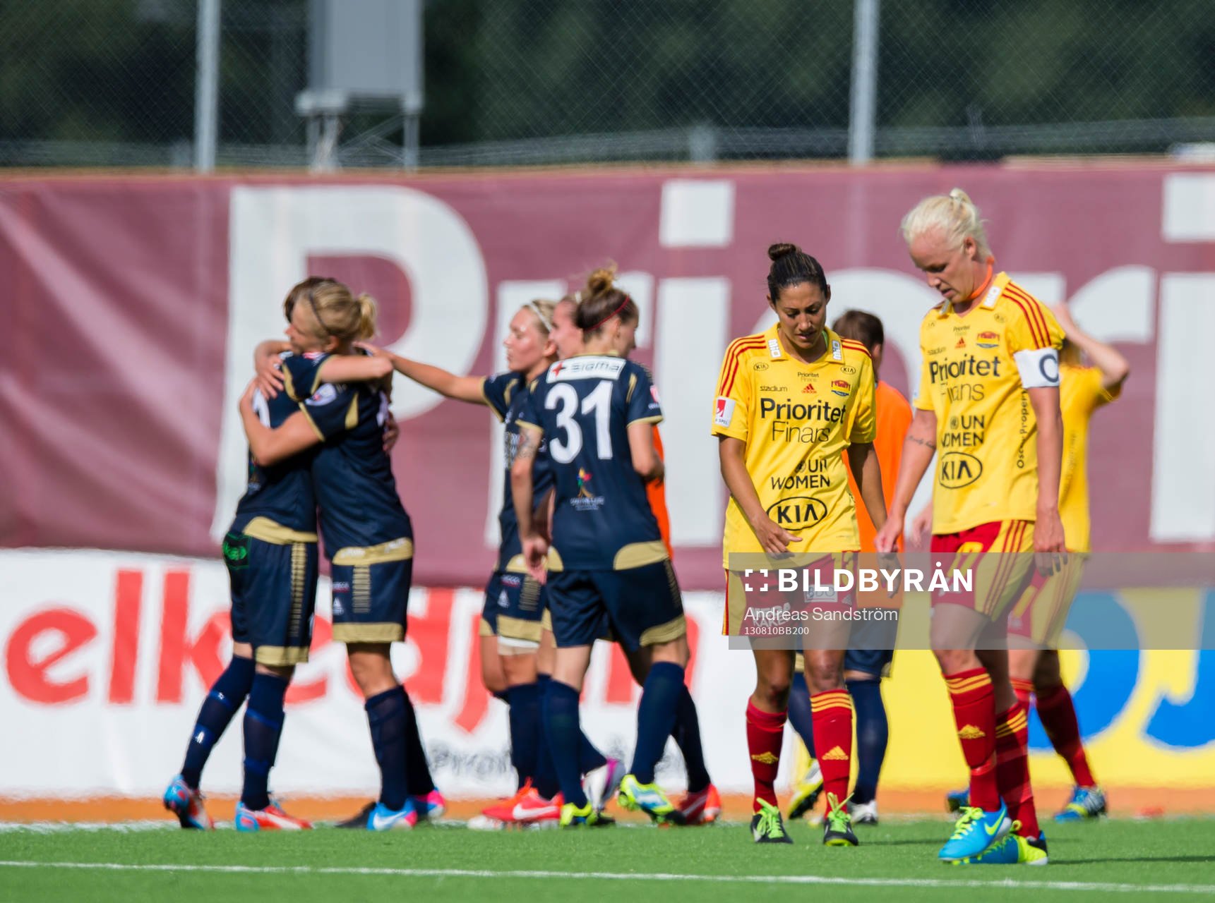 Tyresös Christen Press och Caroline Seger ser deppiga ut