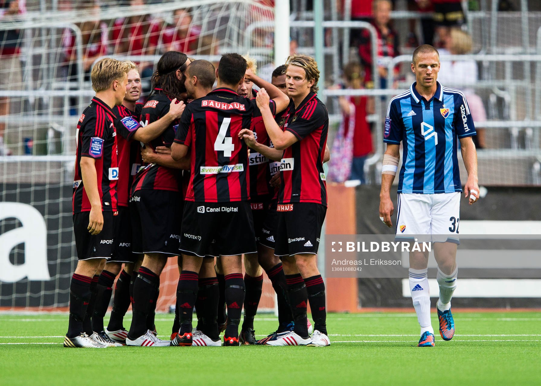 Spelarna i Brommapojkarna jublar