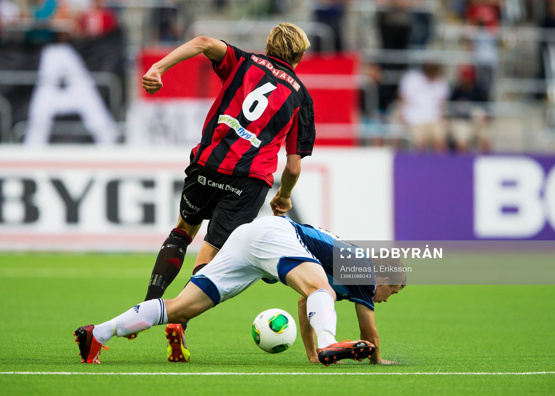 Brommapojkarnas Joakim Lindner tar sig förbi Djurgårdens