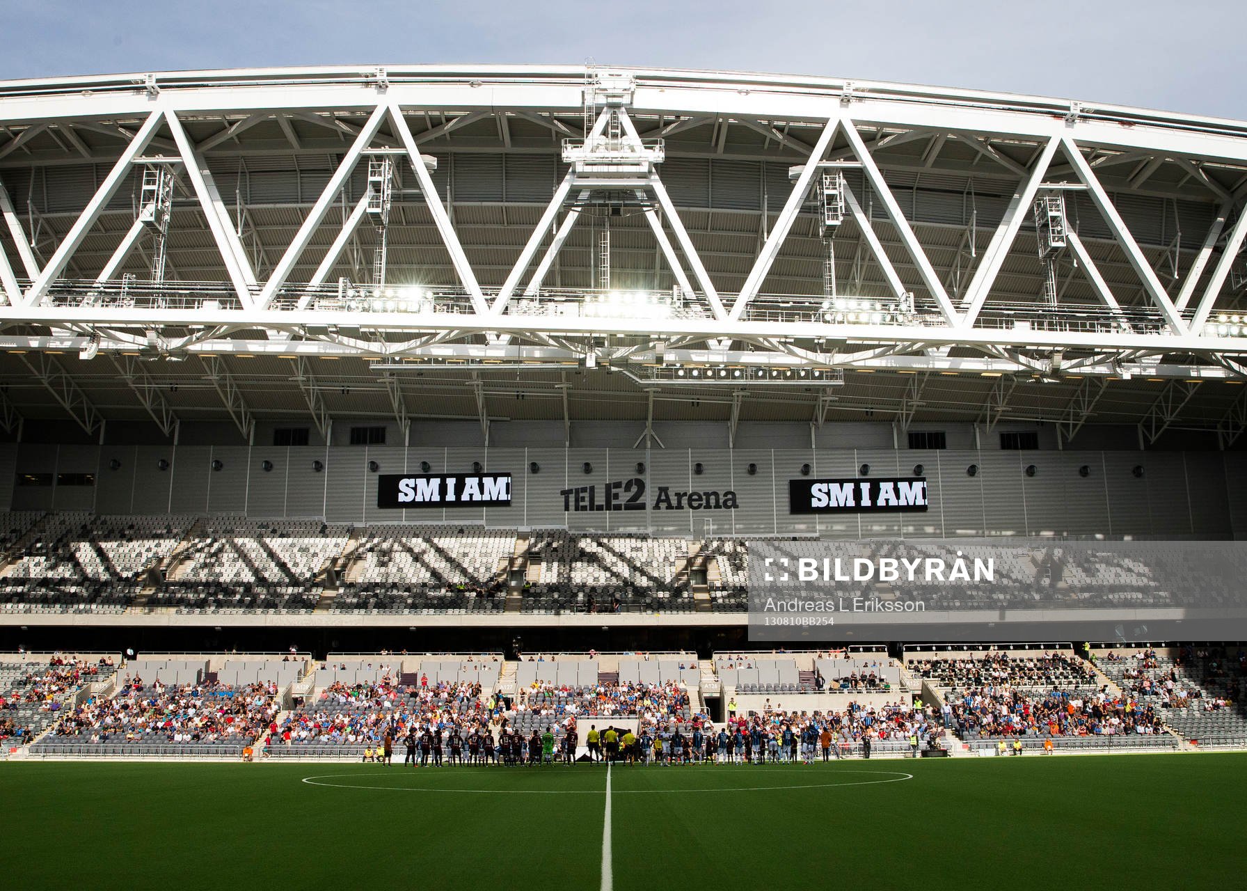 Spelarna ställer upp sig på plan innan fotbollsmatchen