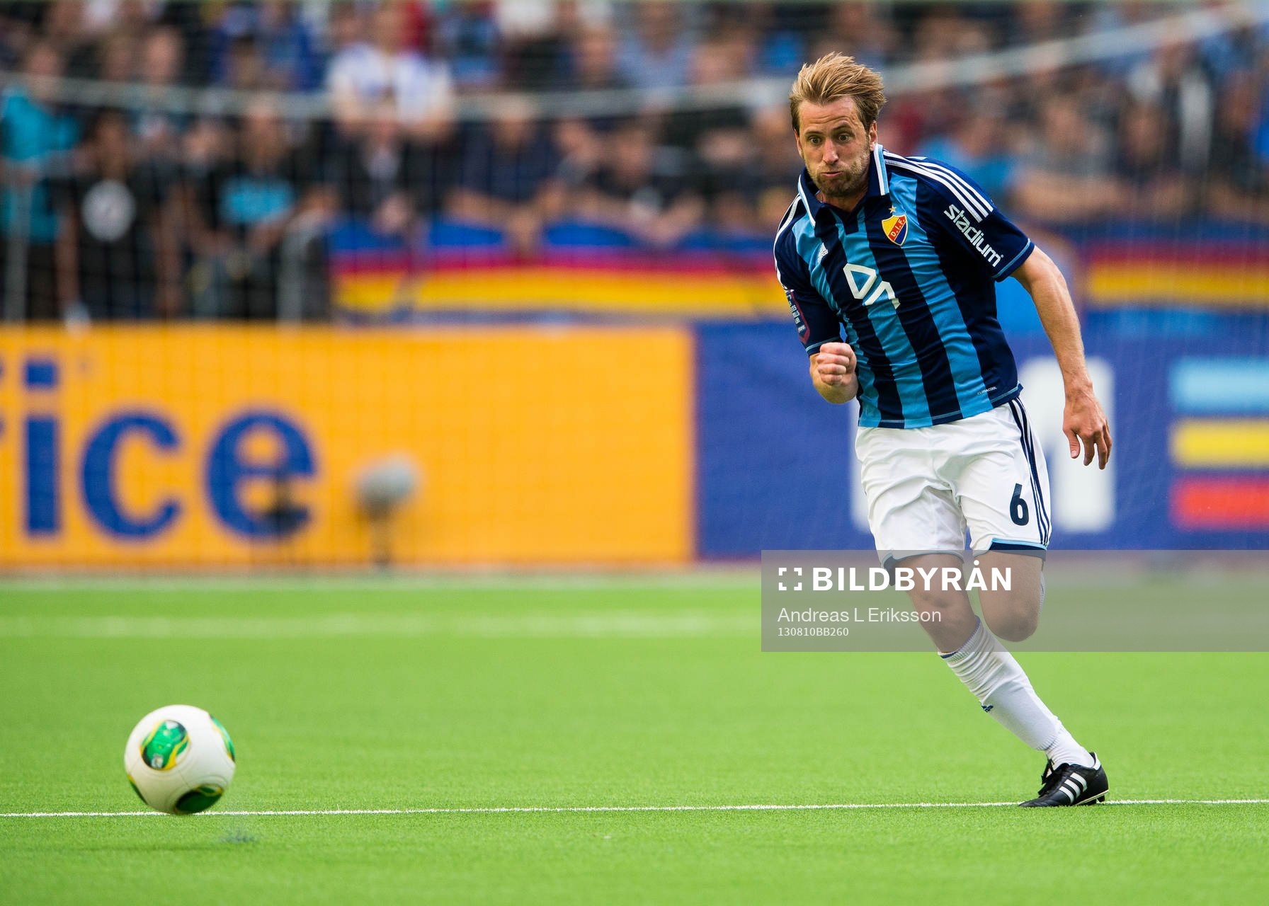Djurgårdens Peter Nymann Mikkelsen  med bollen