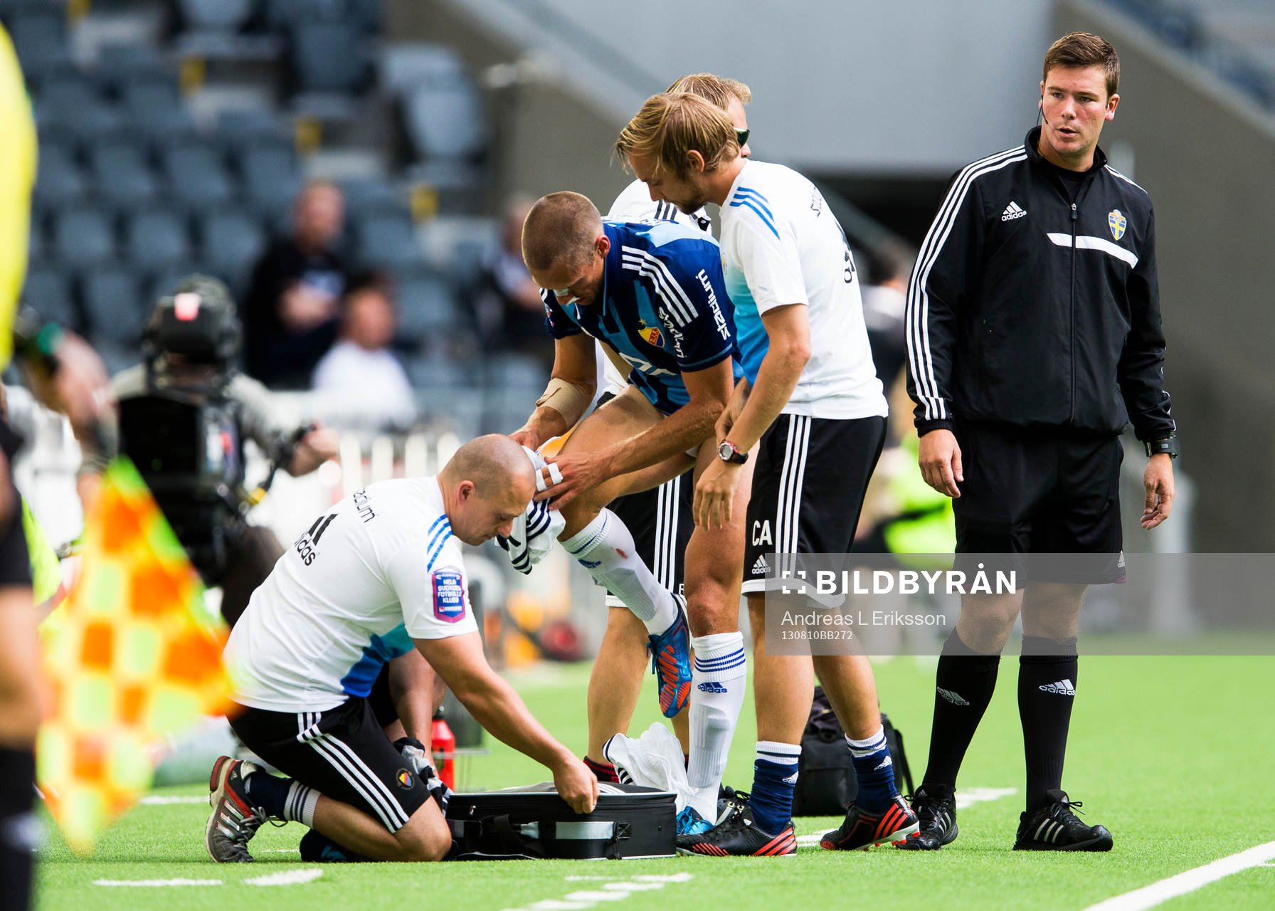Djurgårdens Mattias Östberg tvingas plåstras om och byta både sin nerblodade tröja och sina byxor efter en närkamp med Brommapojkarnas Gustav Sandberg Magnusson (ej i bild) under fotbollsmatchen i Allsvenskan mellan Brommapojkarna och Djurgården den 10 augusti 2013 i Stockholm. 