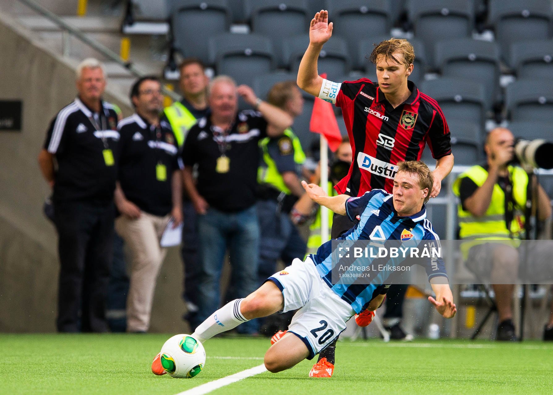 Brommapojkarnas Jesper Karlström i en närkamp med