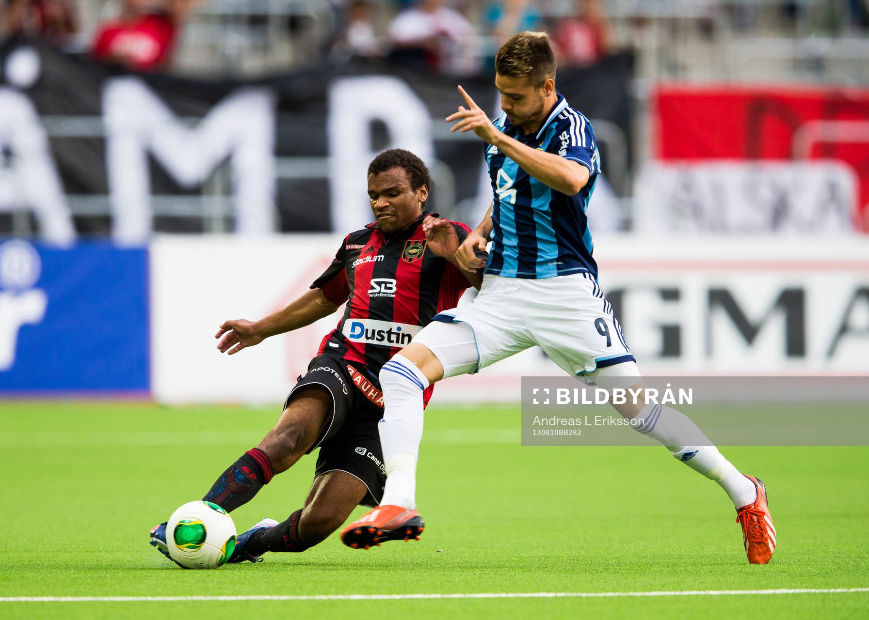 Brommapojkarnas Serge-Junior Martinsson Ngouali i duell om