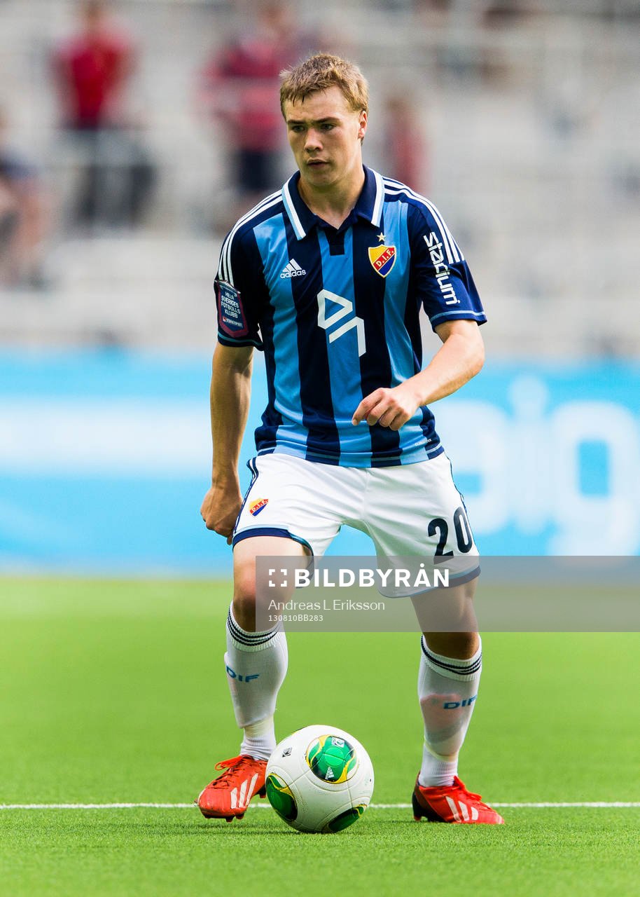 Djurgårdens Simon Tibbling med bollen