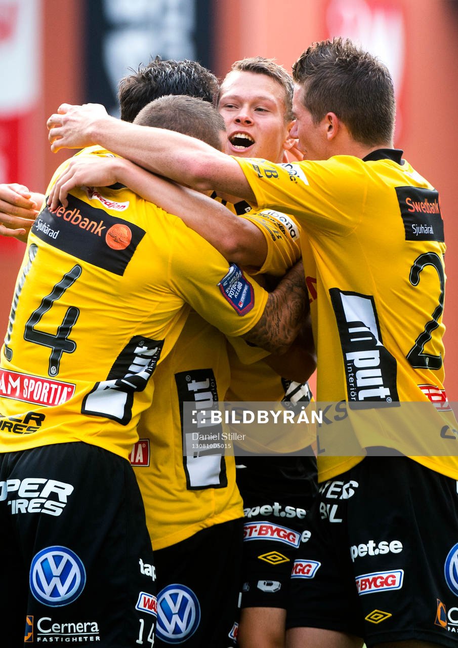 Elfsborg och Viktor Claesson jublar efter att ha gjort 1-0 i fotbollsmatchen mellan Elfsborg och Kalmar i Allsvenskan den 10 augusti 2013 i Borås .