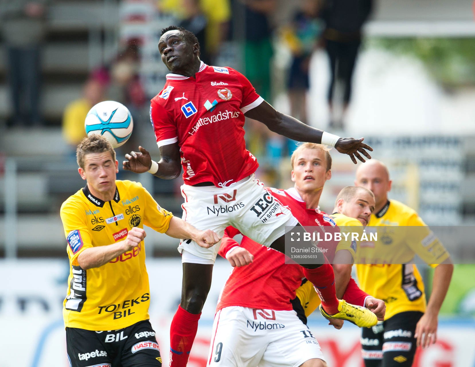 Kalmars Papa Alioune Diouf når högre än Elfsborgs Marcus Rohdén i fotbollsmatchen mellan Elfsborg och Kalmar i Allsvenskan den 10 augusti 2013 i Borås .