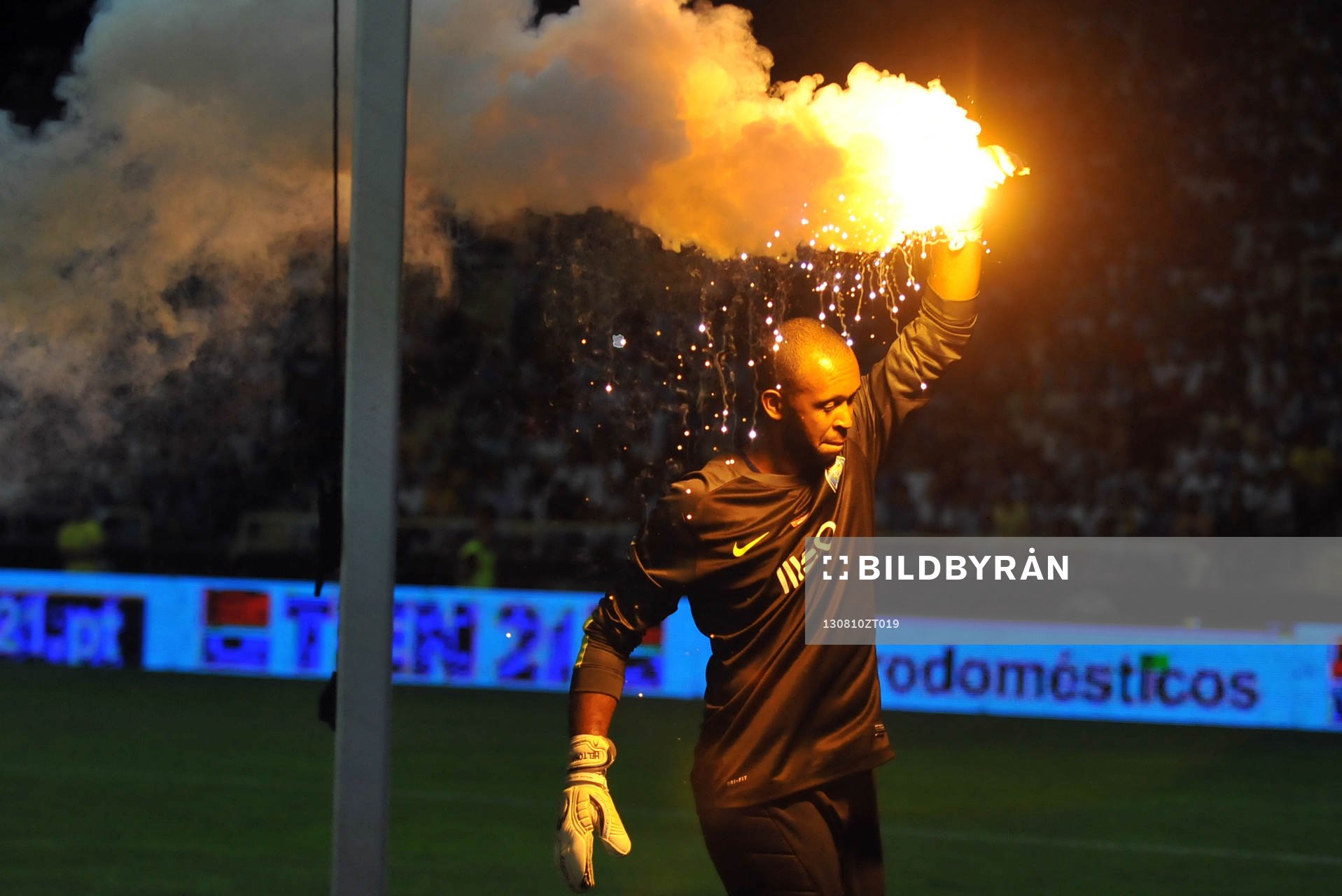 Helton AVEC UN FUMIGENE LANCE PAR LES SUPPORTERS   -
