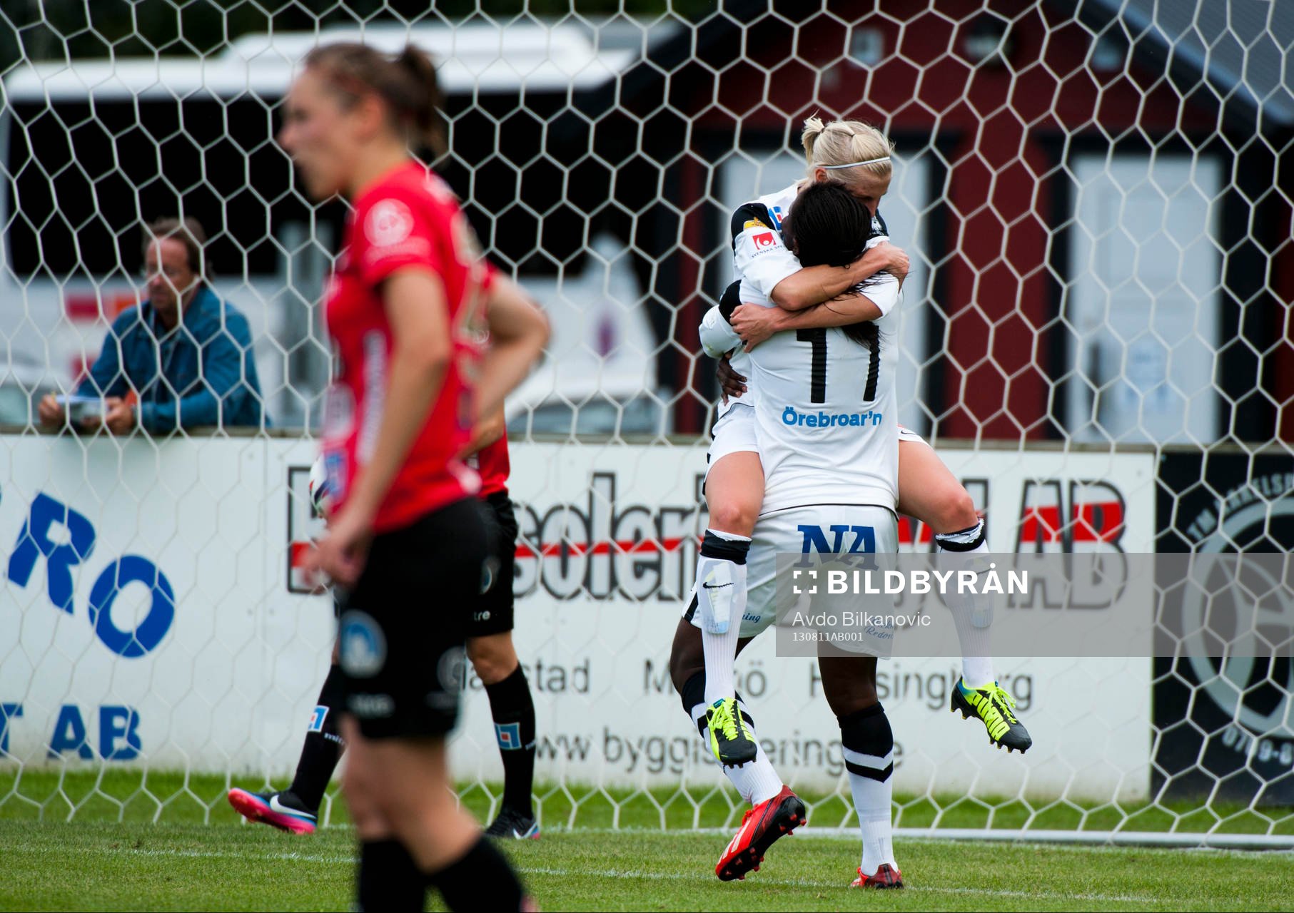 Örebros Sarah Michael och Sanna Talonen jublar under fotbollsmatchen i damallsvenskan mellan Kristianstad och Örebro den 11 augusti 2013 i Kristianstad.