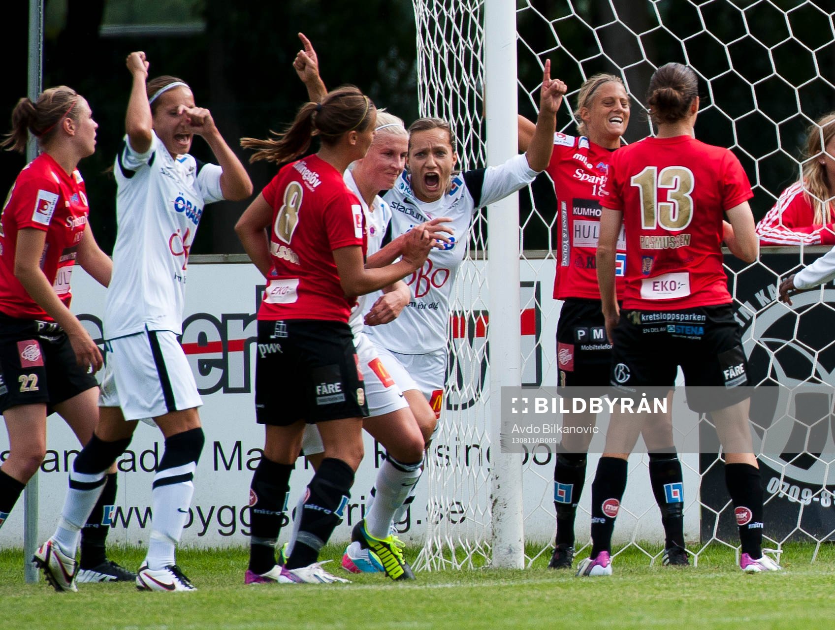 Örebros Sanna Talonen, Sara Larsson jublar under fotbollsmatchen i damallsvenskan mellan Kristianstad och Örebro den 11 augusti 2013 i Kristianstad.
