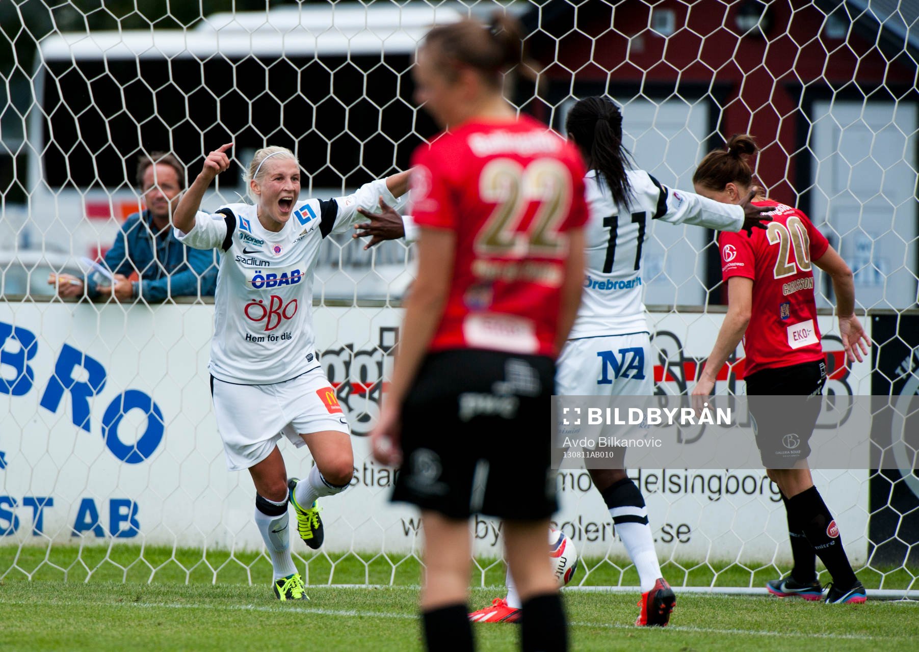 Örebros Sarah Michael  och Sanna Talonen, Mia Carlsson och