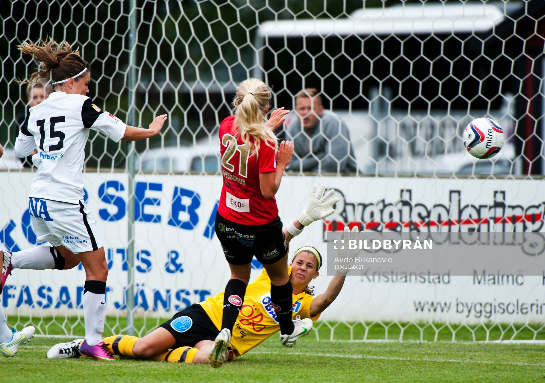 Örebros Jennie Wecksell och Stephanie Labbé, målvakt