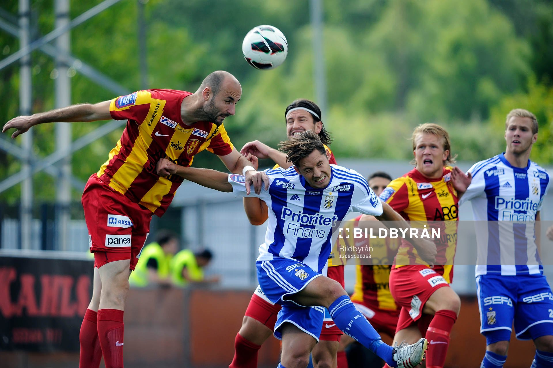 Göteborgs nr 9 Lasse Vibe samt Syrianska nr 23 Dinko Felic