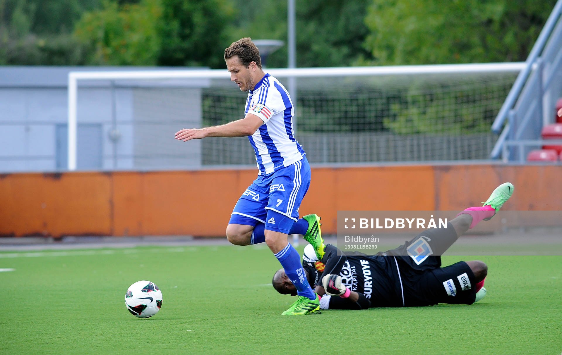 0-1 målet med Göteborgs nr 7 Tobias Hysén, Syrianska målvakt nr 21 Dwayne Miller under fotbollsmatchen i Allsvenskan mellan Syrianska FC och IFK Göteborg den 11 augusti 2013 på Södertäljes fotbollsarena i Södertäje.