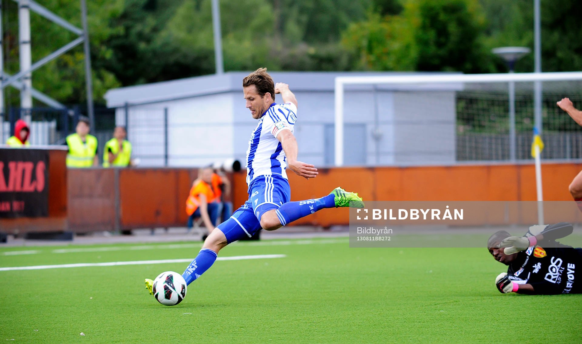 0-1 målet med Göteborgs nr 7 Tobias Hysén, Syrianska målvakt nr 21 Dwayne Miller under fotbollsmatchen i Allsvenskan mellan Syrianska FC och IFK Göteborg den 11 augusti 2013 på Södertäljes fotbollsarena i Södertäje.