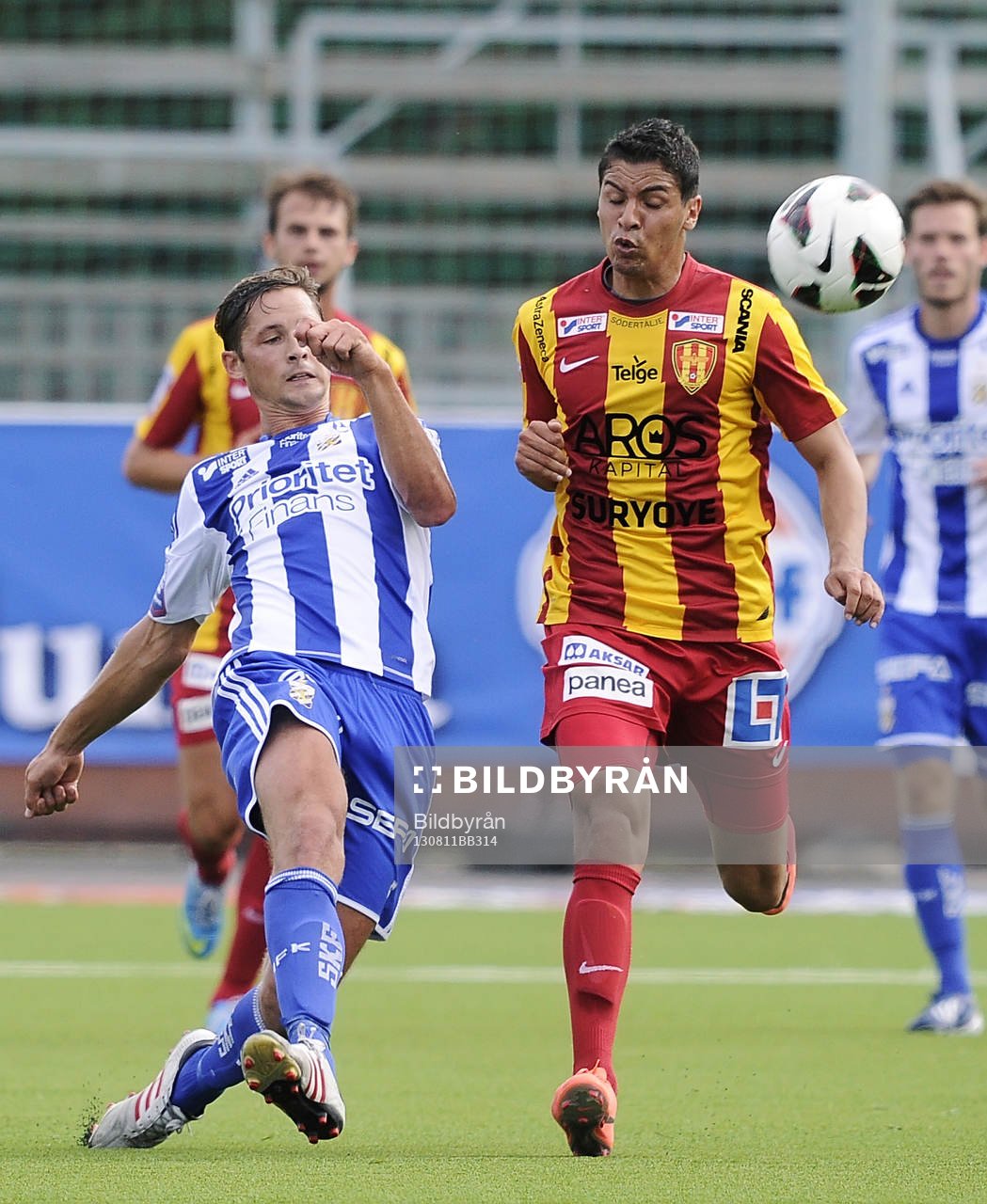 Göteborgs nr 5 Philip Haglund och Syrianska nr 14 Gabriel