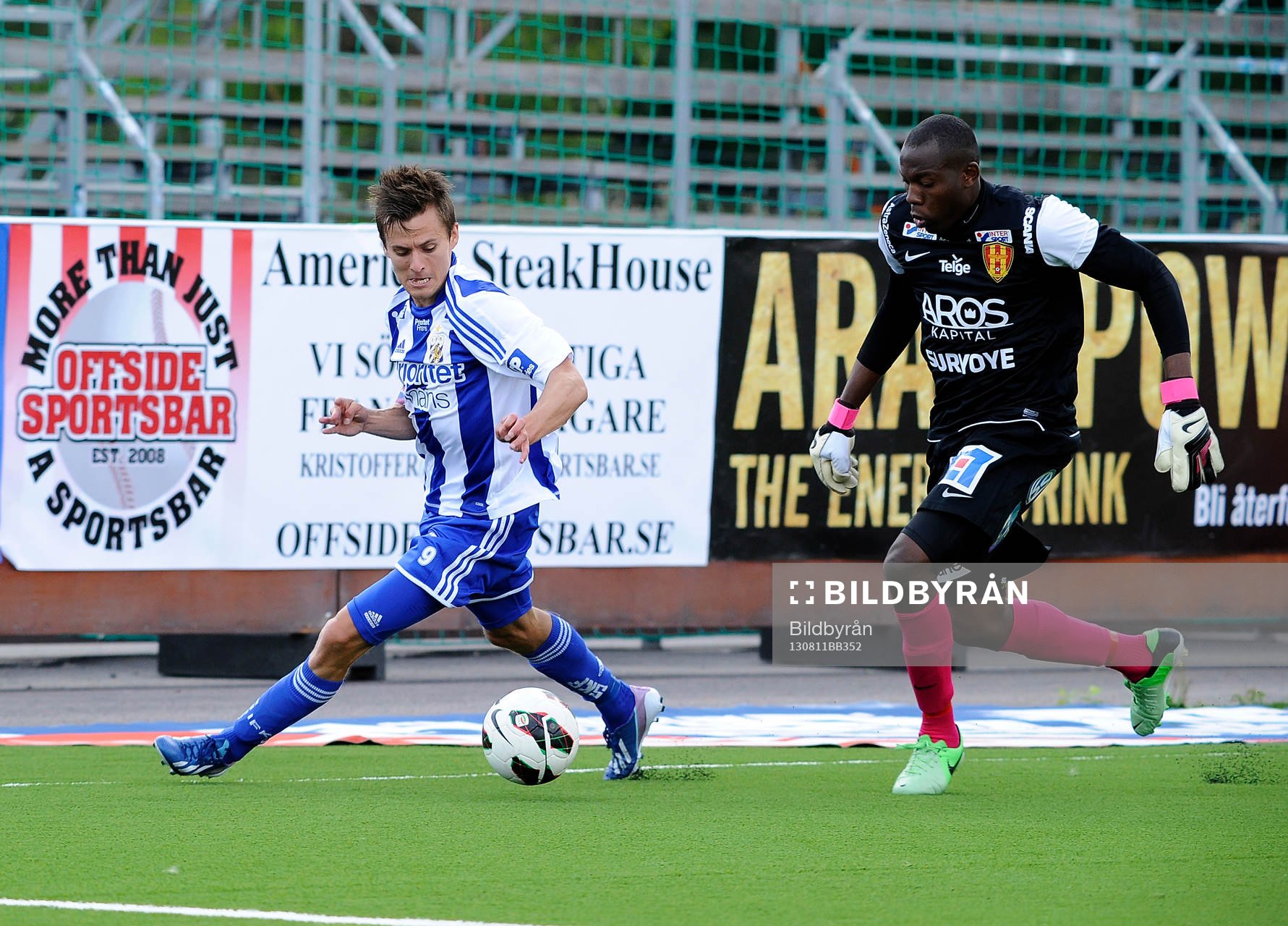 Göteborgs nr 9 Lasse Vibe och Syrianska målvakt nr 21