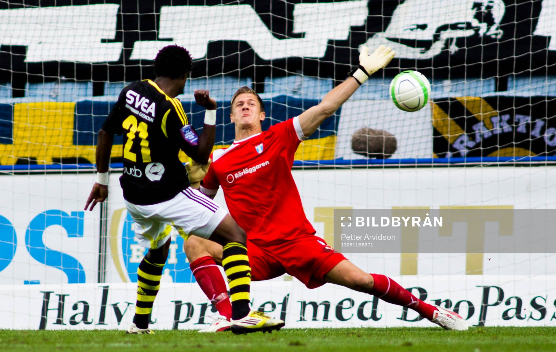 Malmö FFs målvakt Johan Dahlin räddar ett jätteläge av