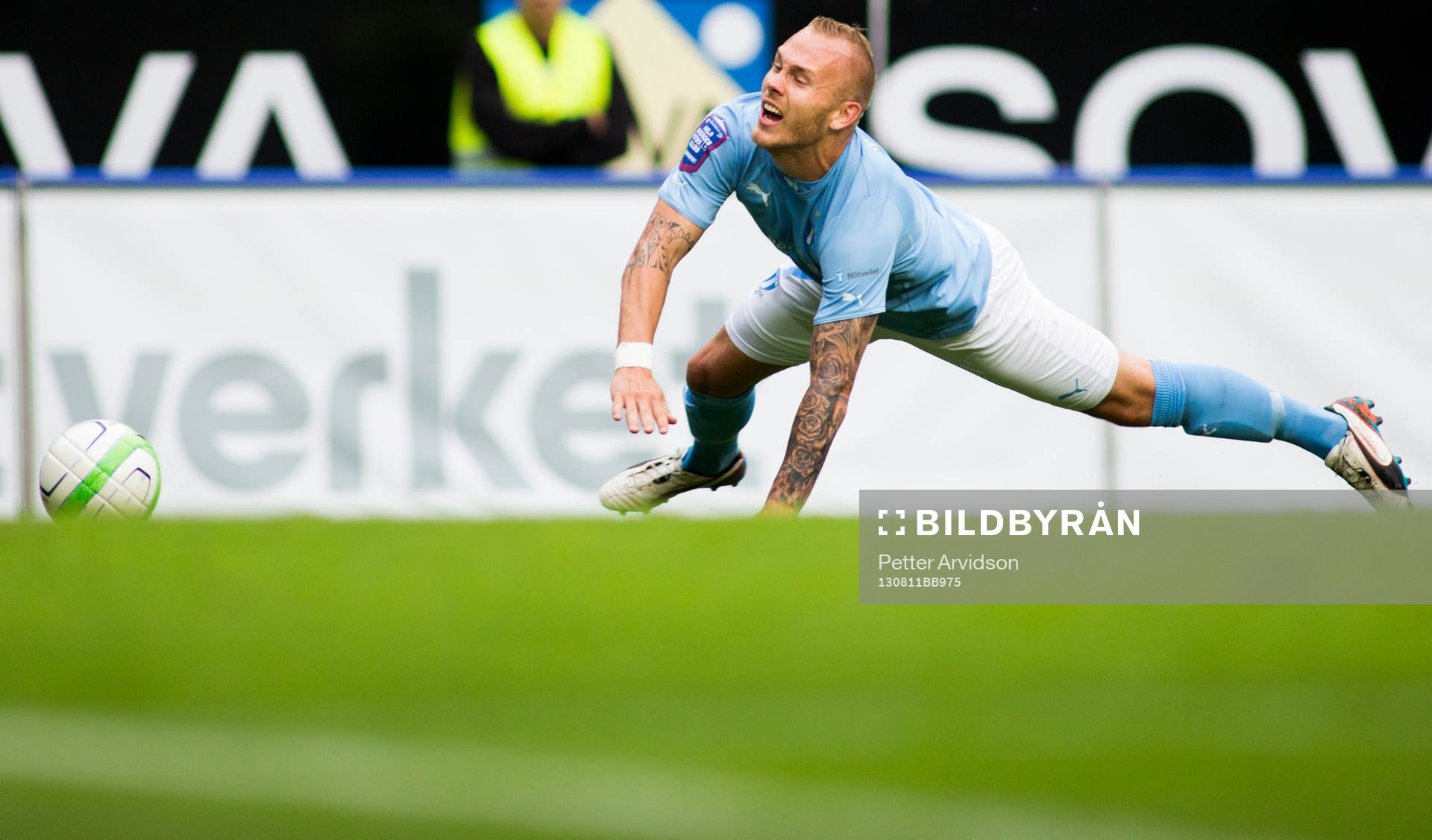 Malmö FFs Magnus Eriksson görs ner i straffområdet av