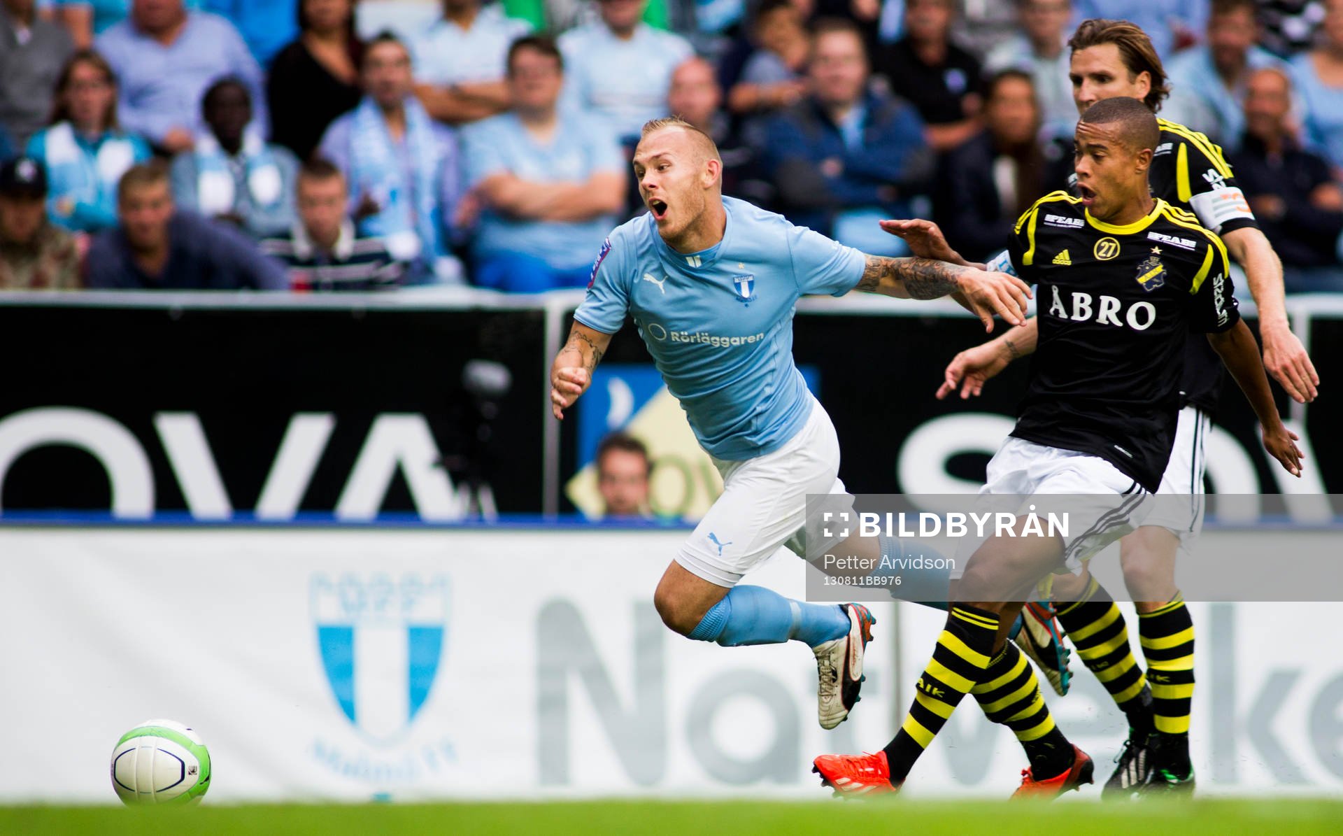 Malmö FFs Magnus Eriksson görs ner i straffområdet av