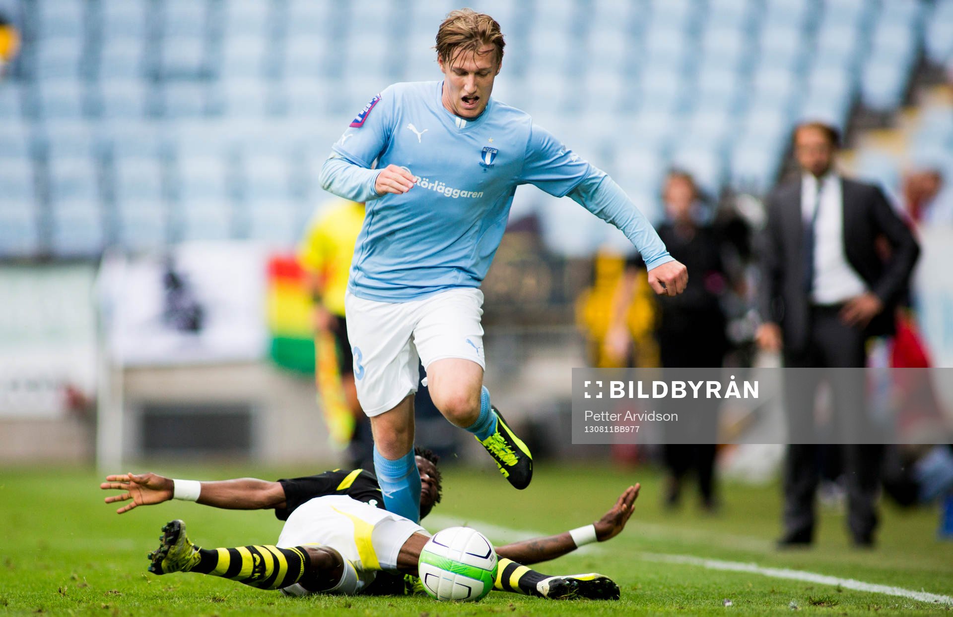 Malmö FFs Erik Forsberg blir hårt uppvaktad av AIKs