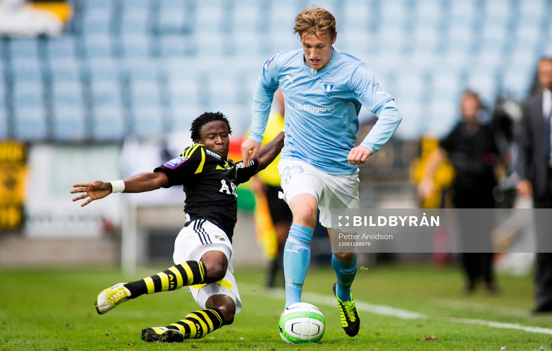 Malmö FFs Erik Forsberg blir hårt uppvaktad av AIKs