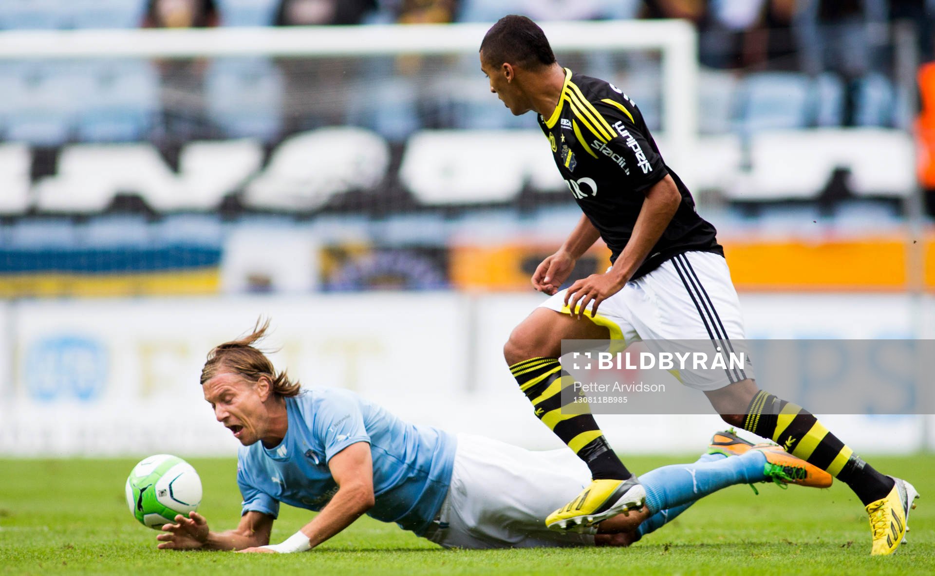 Malmö FFs Markus Halsti blir kapad av AIKs Nabil Bahoui