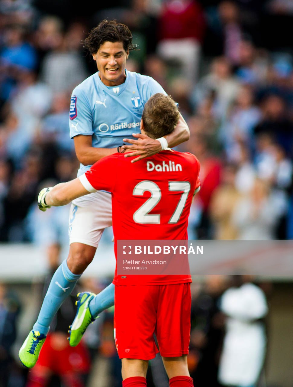 Malmö FFs Mikko Albornoz och målvakten Johan Dahlin jublar
