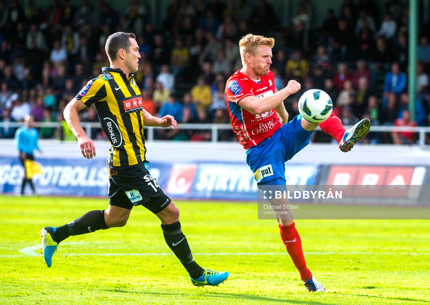 Häckens Martin Ericsson och Östers Josef Elvby i