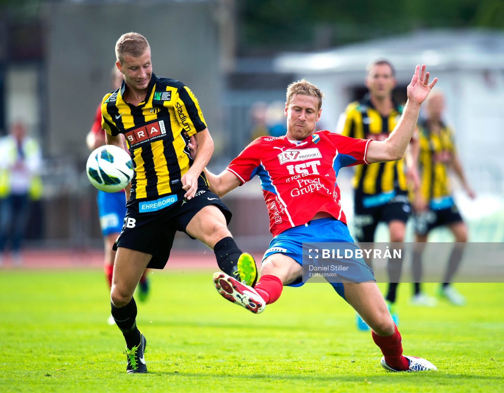 Häckens Simon Gustafson och Östers Mario Vasilj i