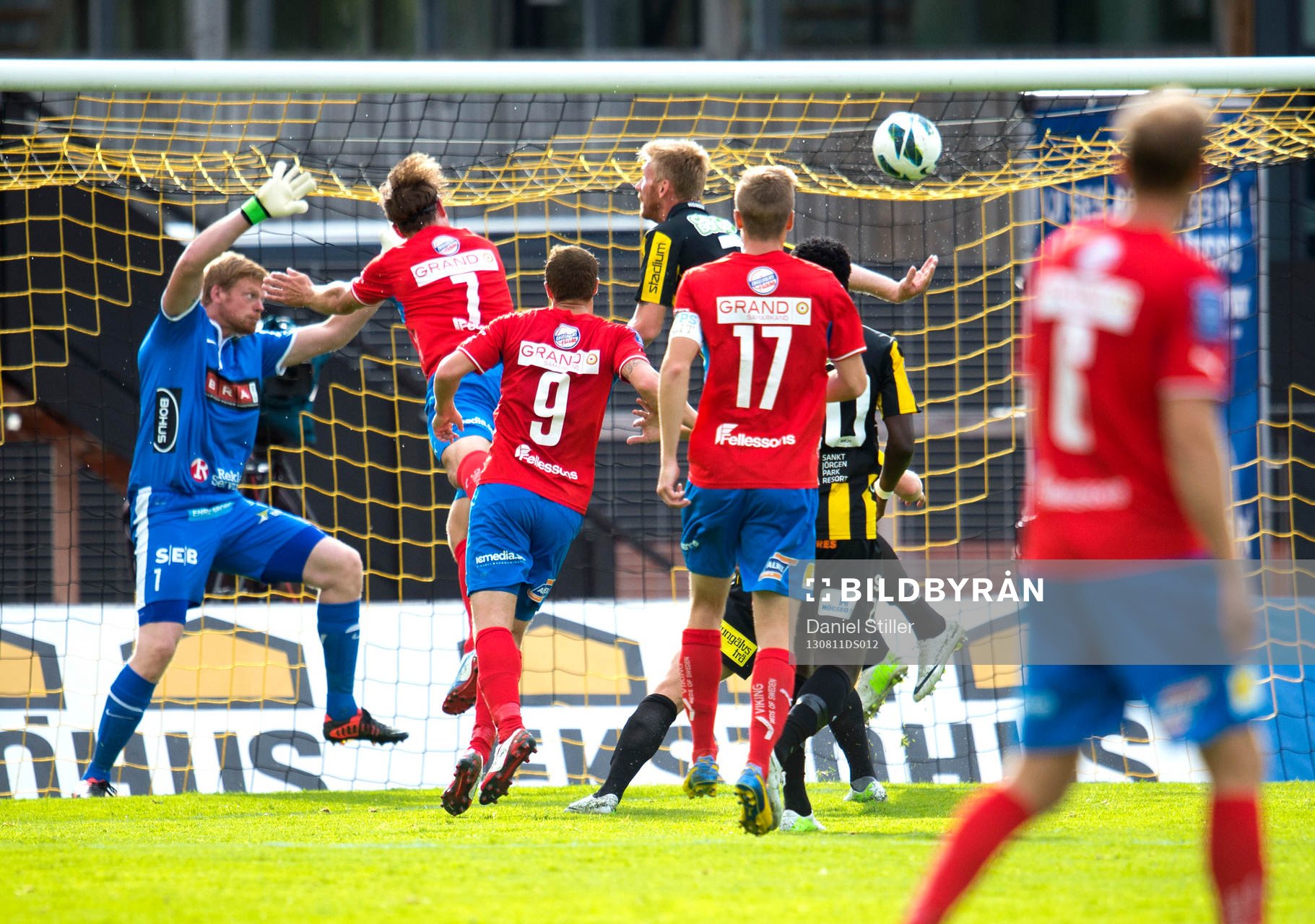 Östers Freddy Söderberg gör 0-1 bakom Häckens målvakt