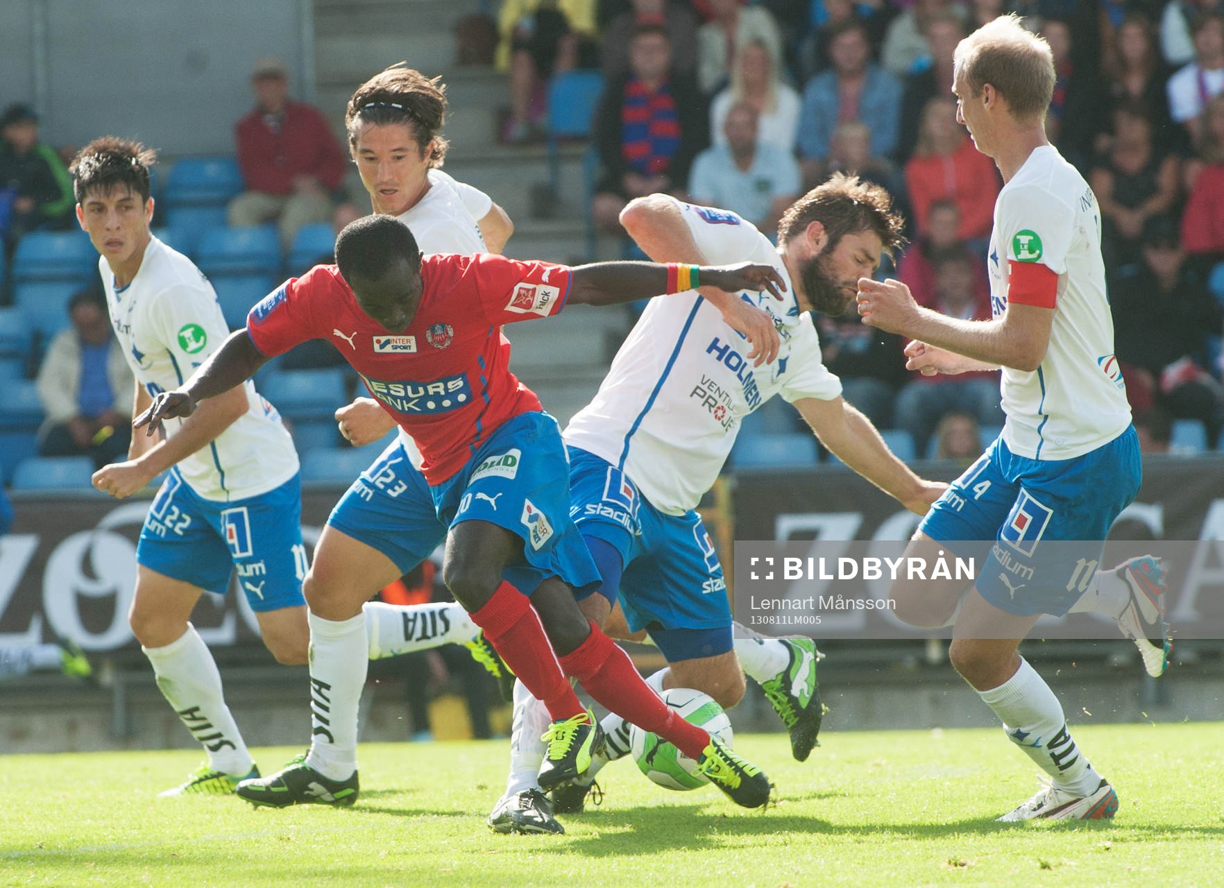 Fotboll, allsvenskan, Helsingborg - Norrköping: Ensam är stark, Emmanuel Boateng, Helsingborg och en massa motståndare i den allsvenska matchen mellan Helsingborg och Norrköping.