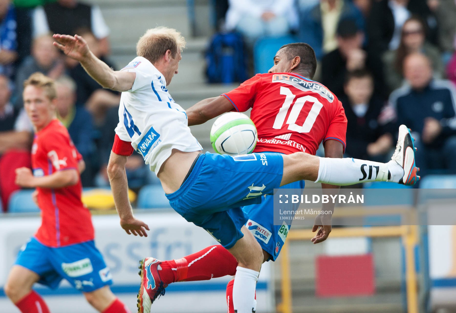 Andreas Johansson, Norrköping, fångar in Alvaro Santos,