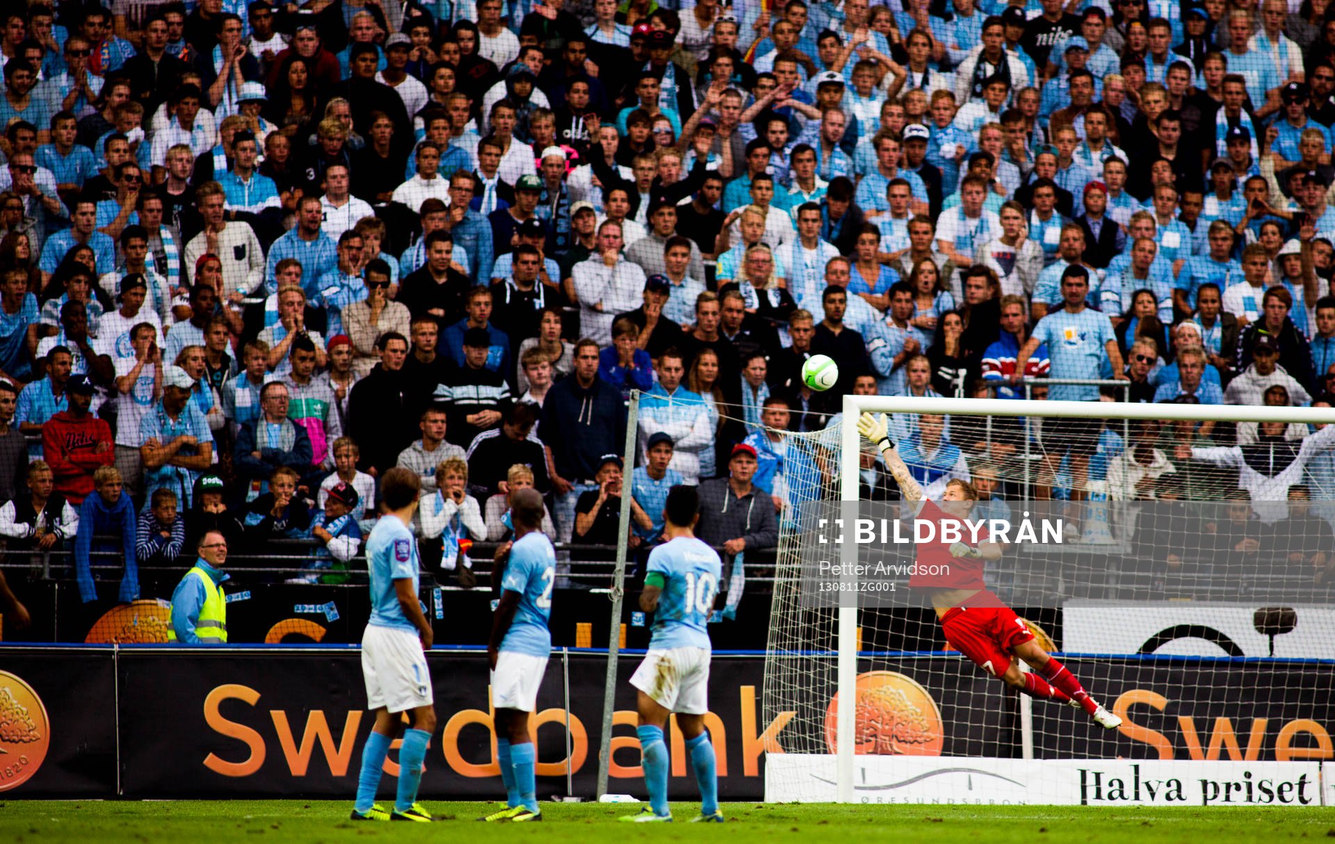 Malmö FFs målvakt Johan Dahlin räddar en frispark