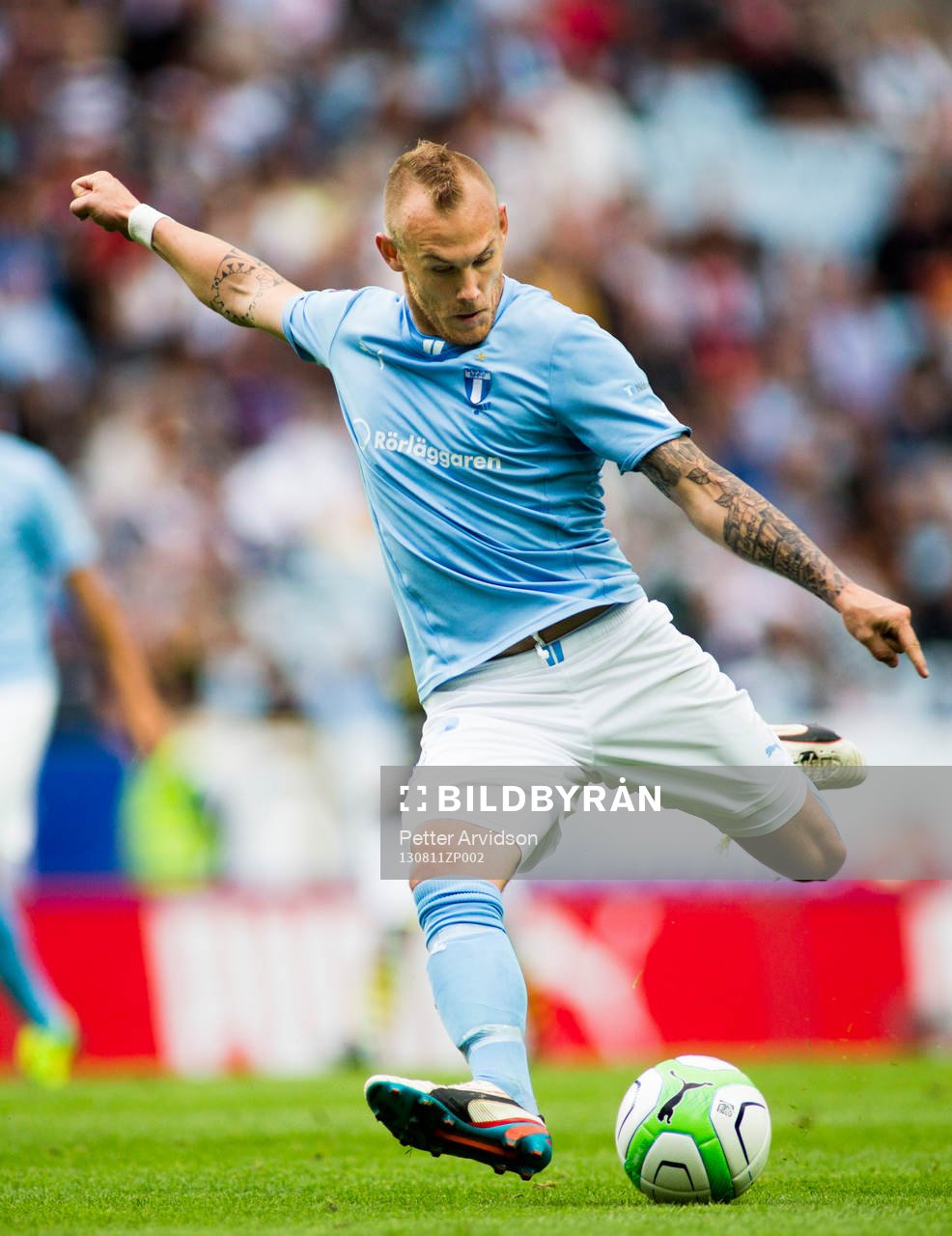 Malmö FFs Magnus Eriksson laddar upp för ett skott