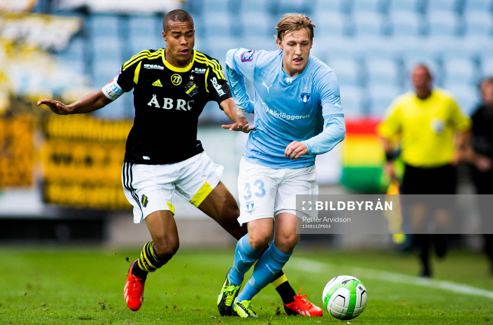 AIKs Robin Quaison jagar Malmö FFs Emil Forsberg