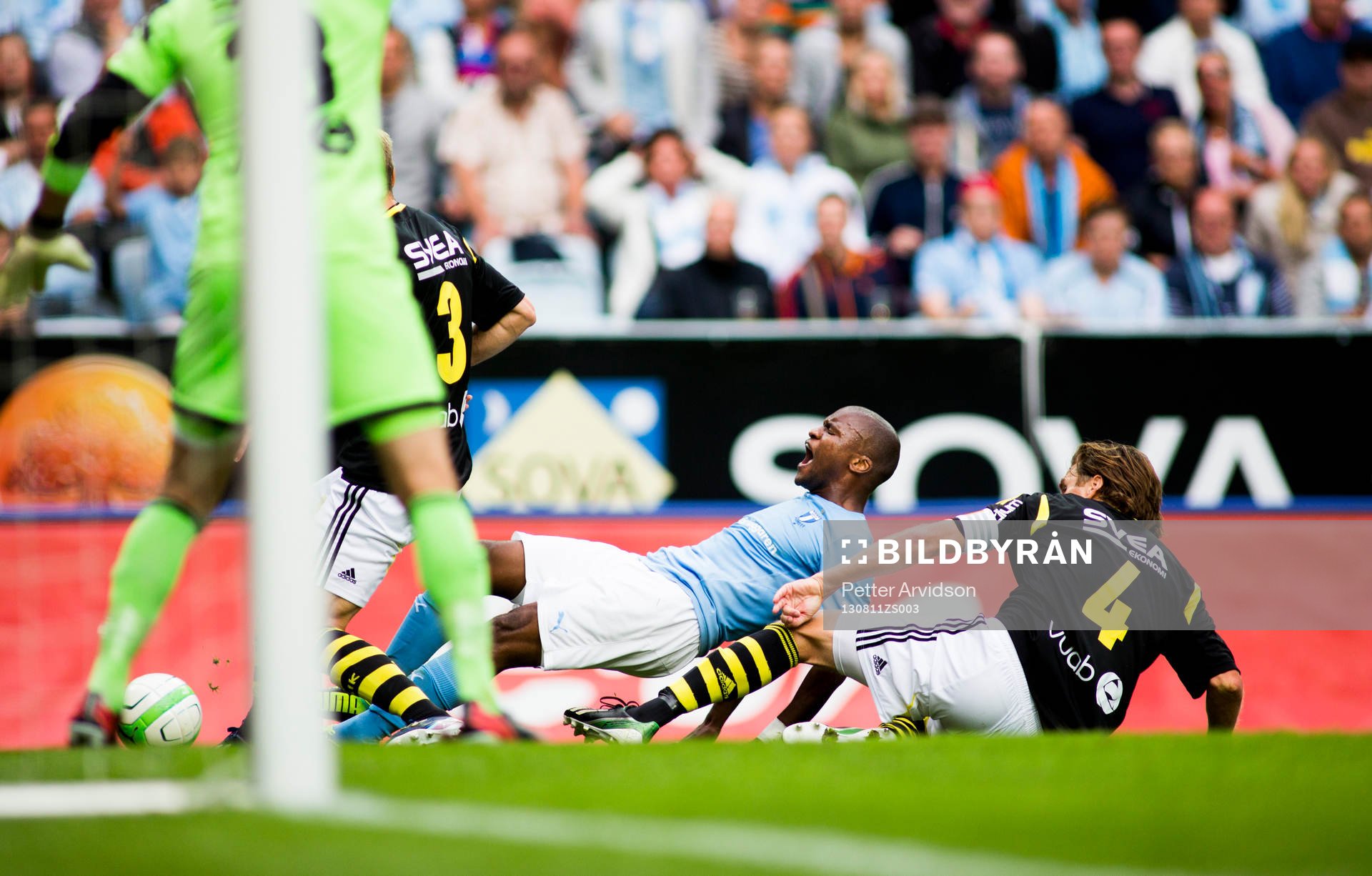 Malmö FFs Tokelo Rantie rivs ner i straffområdet av AIKs
