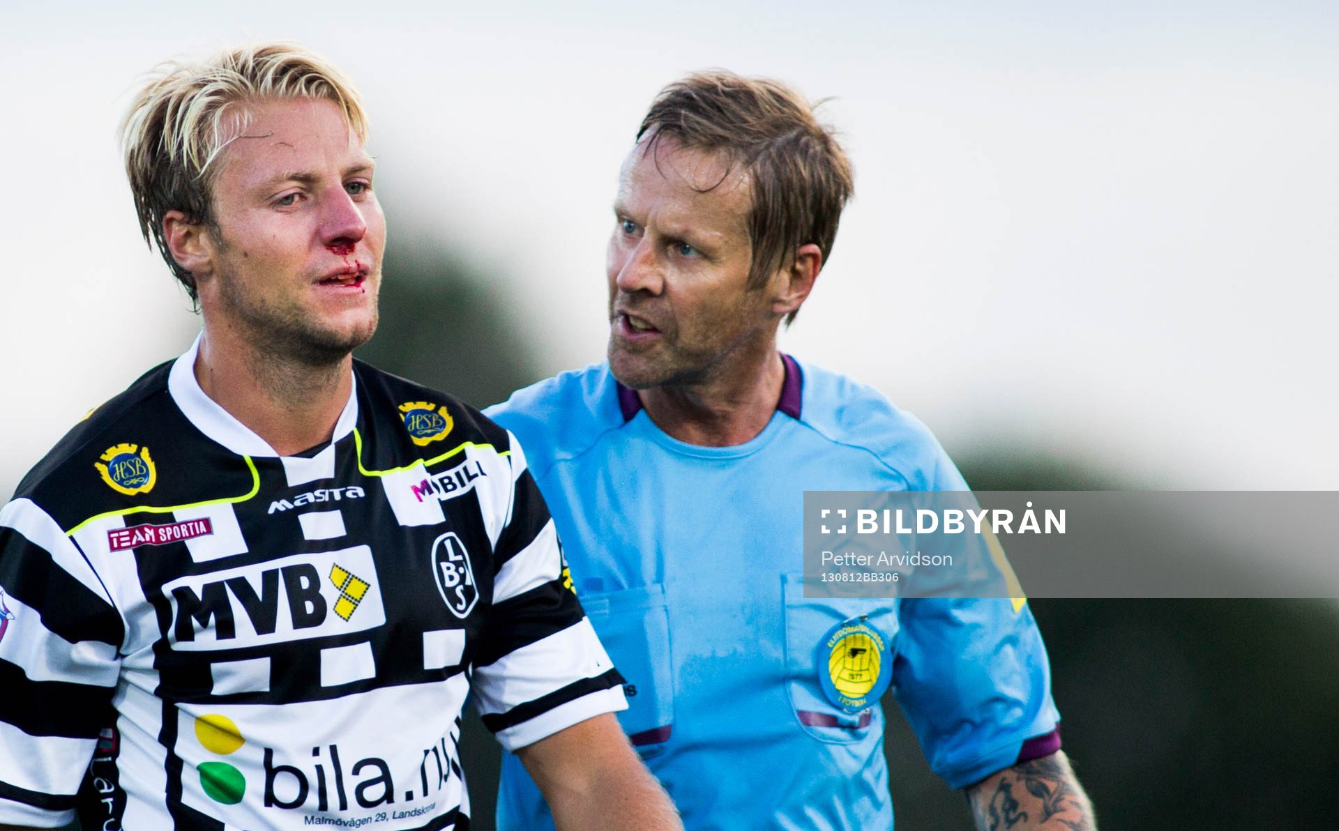 Landskronas Fredrik Karlsson med näsblod domare Lars