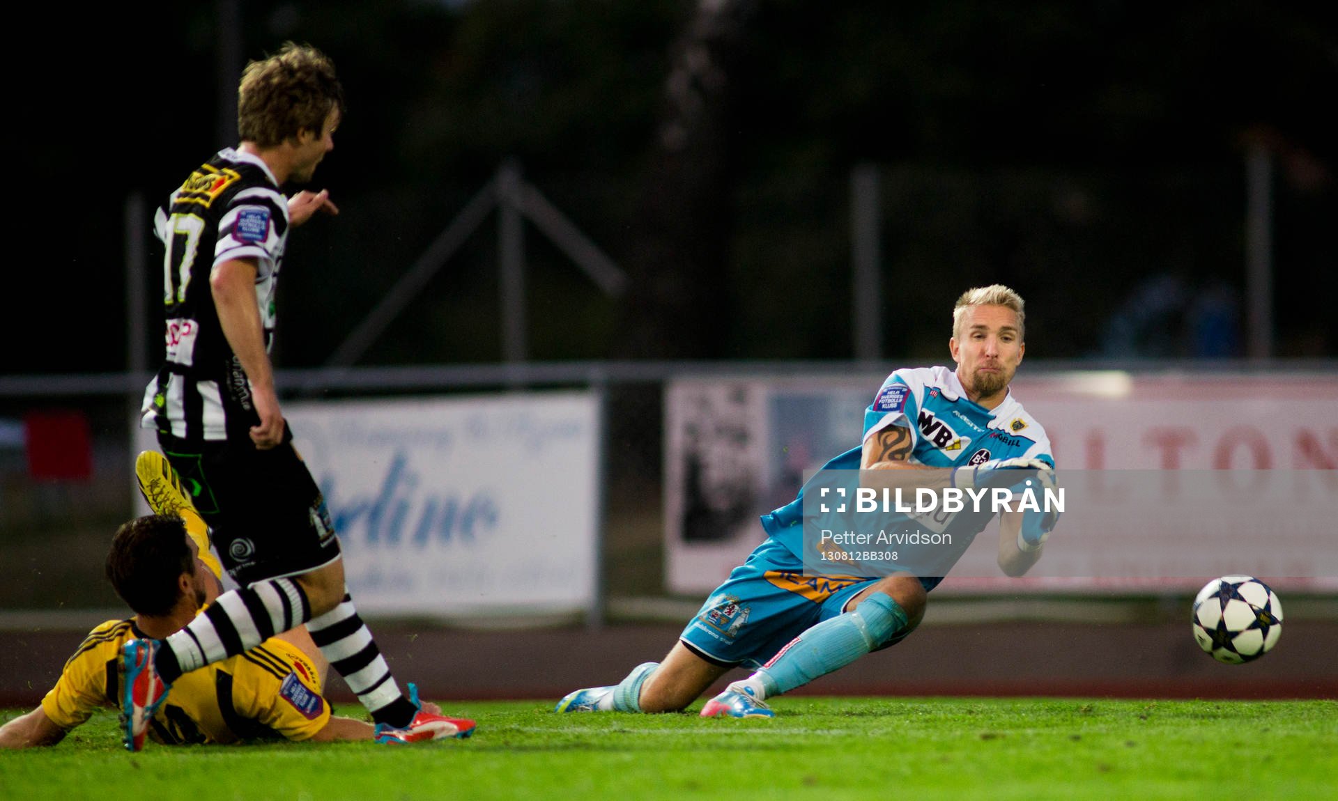 Ängelholms Robin Staf skjuter in 1-1 bakom Landskronas