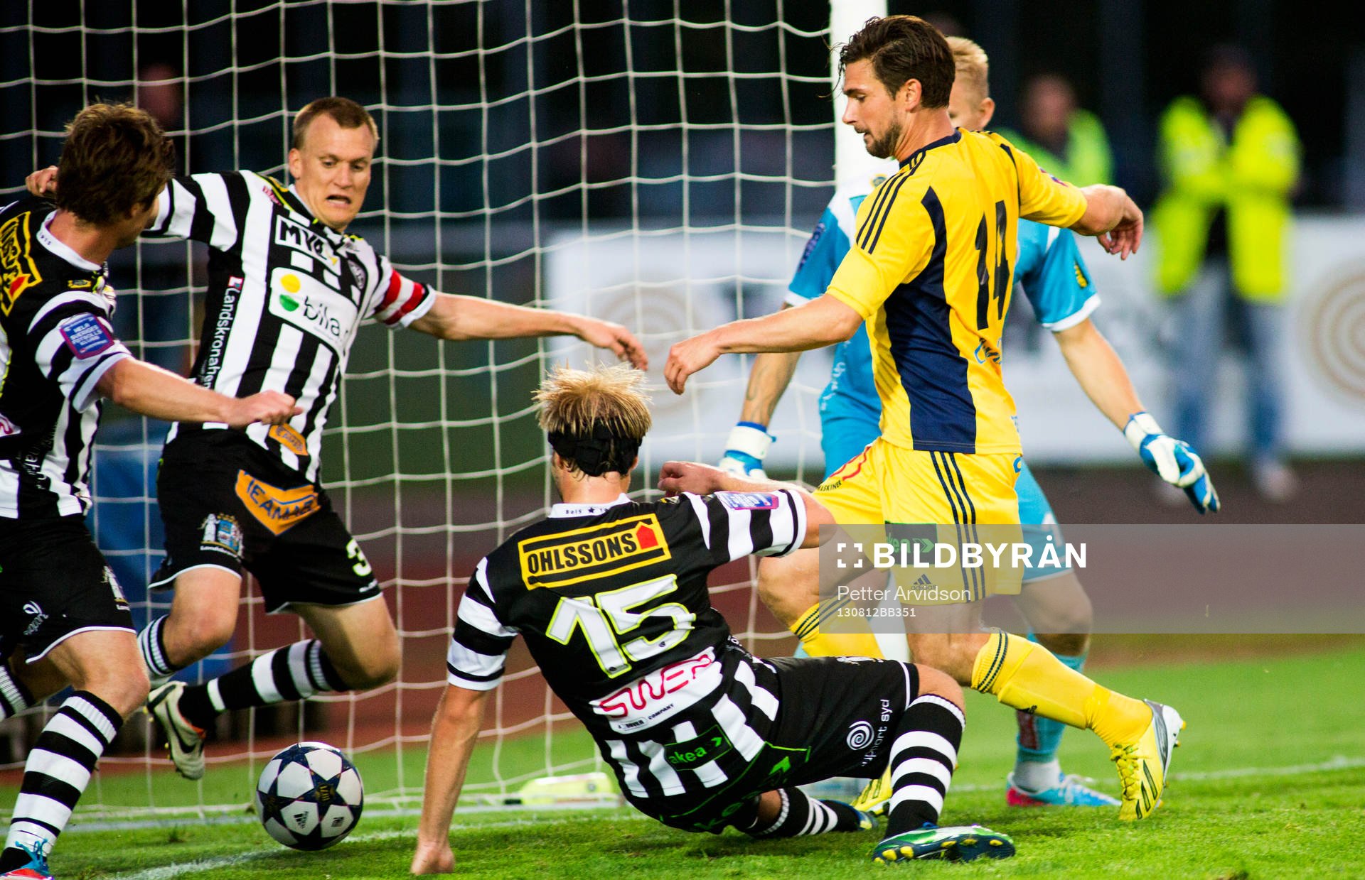 Ängelholms Robin Staf trycker in 2-1 målet medan