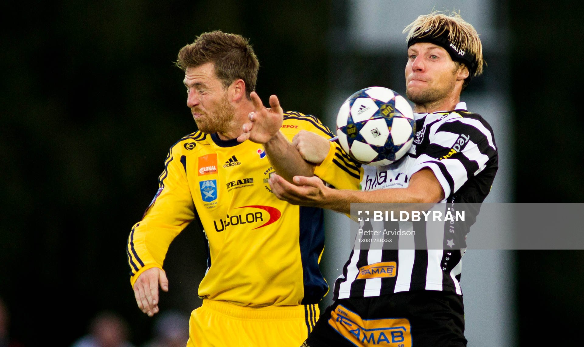 Landskronas Fredrik Karlsson bröstar ner bollen framför