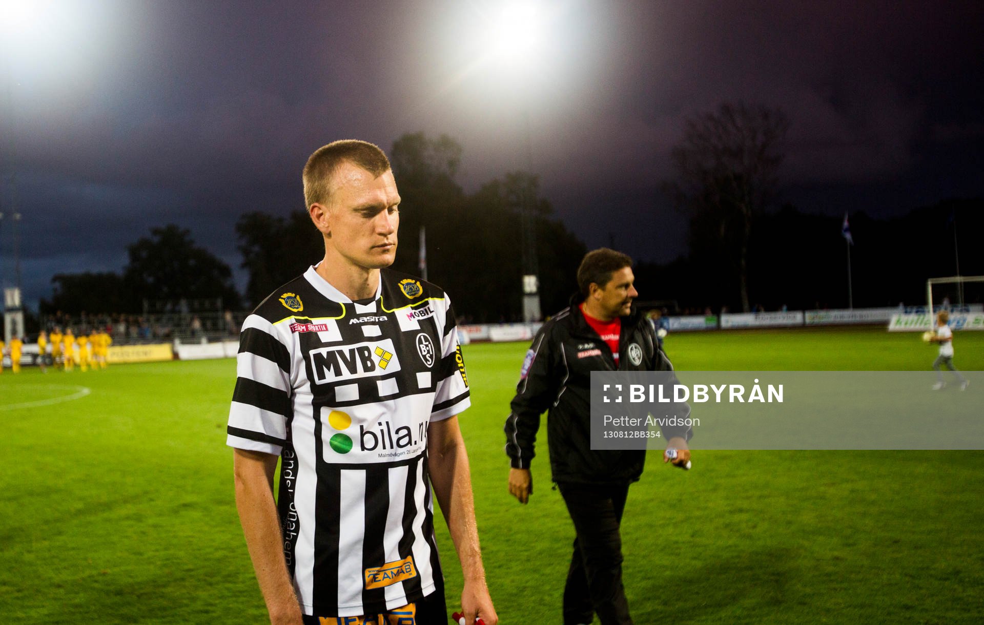 Landskronas Linus Malmqvist deppar när han lämnar planen