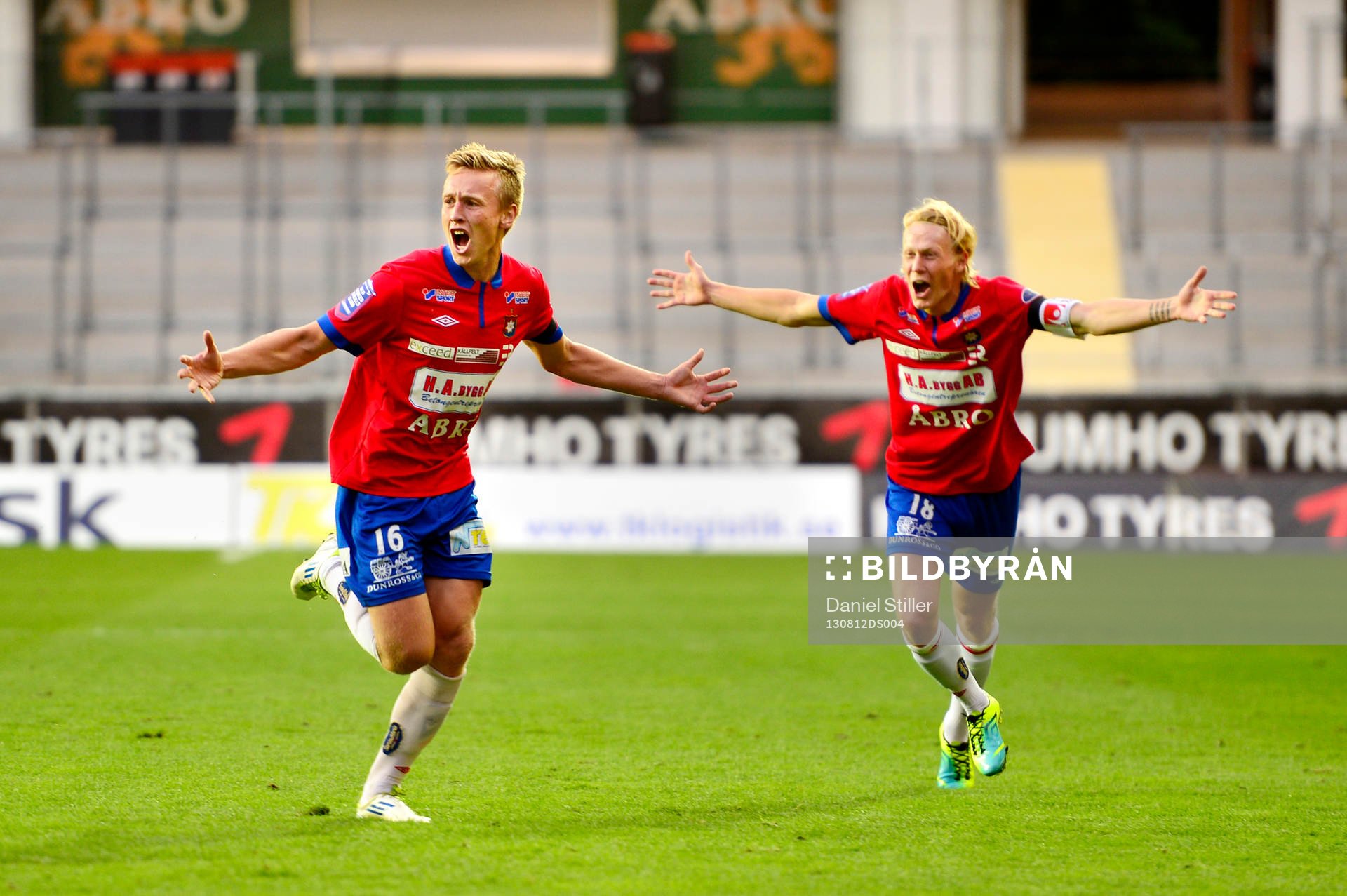 Örgrytes Sebastian Ohlsson (tv) jublar med Jacob Ericsson