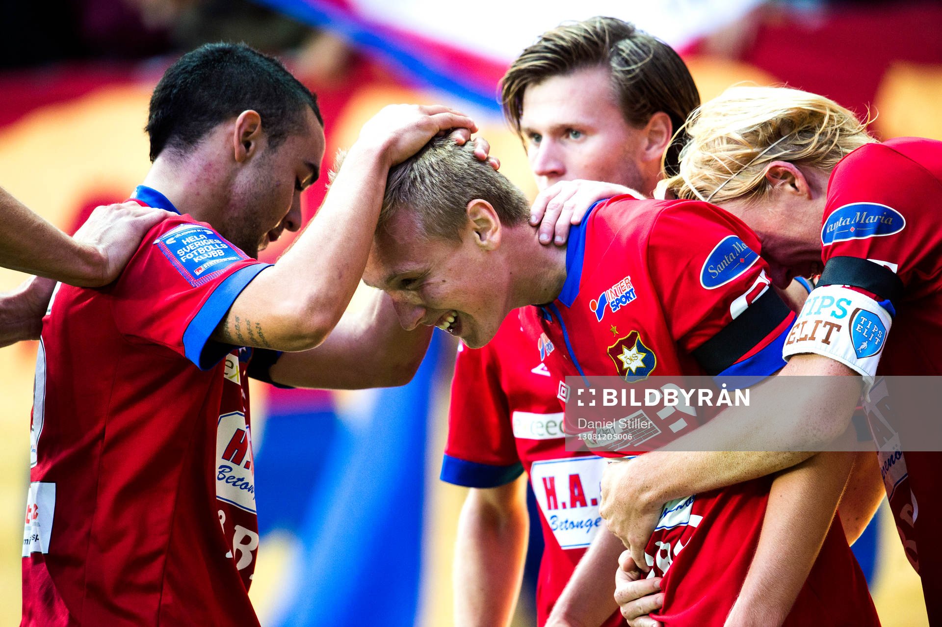 Örgrytes Sebastian Olsson gör 1-0 och kramas om av bla
