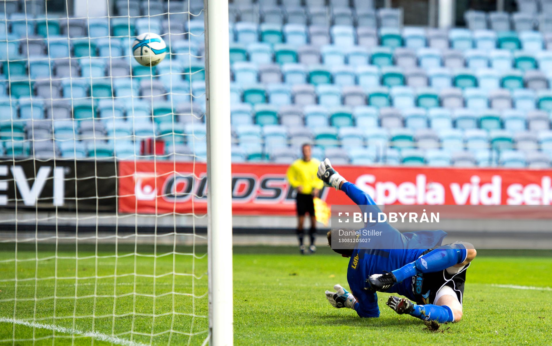 Assyriskas målvakt Robin Malmkvist, släpper in 1-0 i